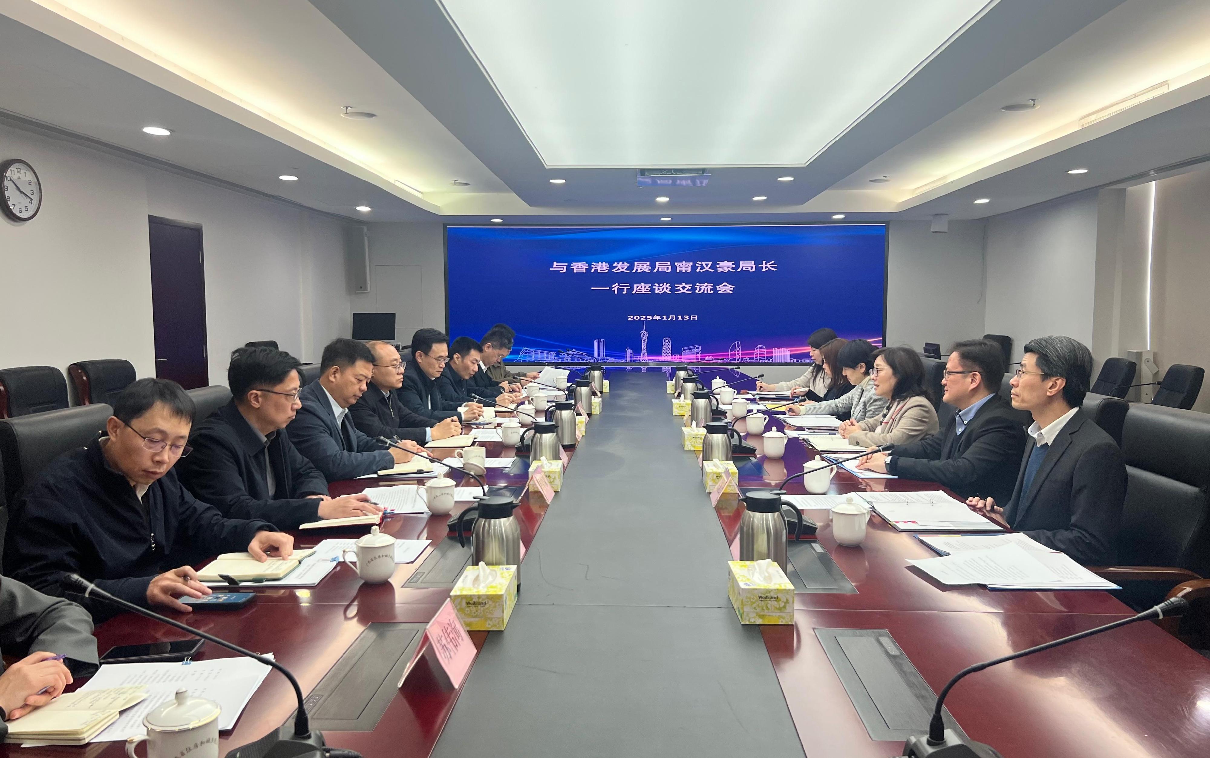 The Secretary for Development, Ms Bernadette Linn (third right), met with the Director-General of the Department of Housing and Urban-Rural Development of Guangdong Province, Mr Zhang Yong (fourth left), in Guangzhou today (January 13) to conduct exchanges on strengthening and extending collaboration in areas including continued facilitation for Hong Kong construction enterprises and professionals to set up businesses in the GBA, adoption of Hong Kong's project management model for selected suitable GBA projects, fostering experience sharing between Guangdong and Hong Kong, collaboration in formulation of standards, etc. and customs clearance facilitation for modules of modular integrated construction.