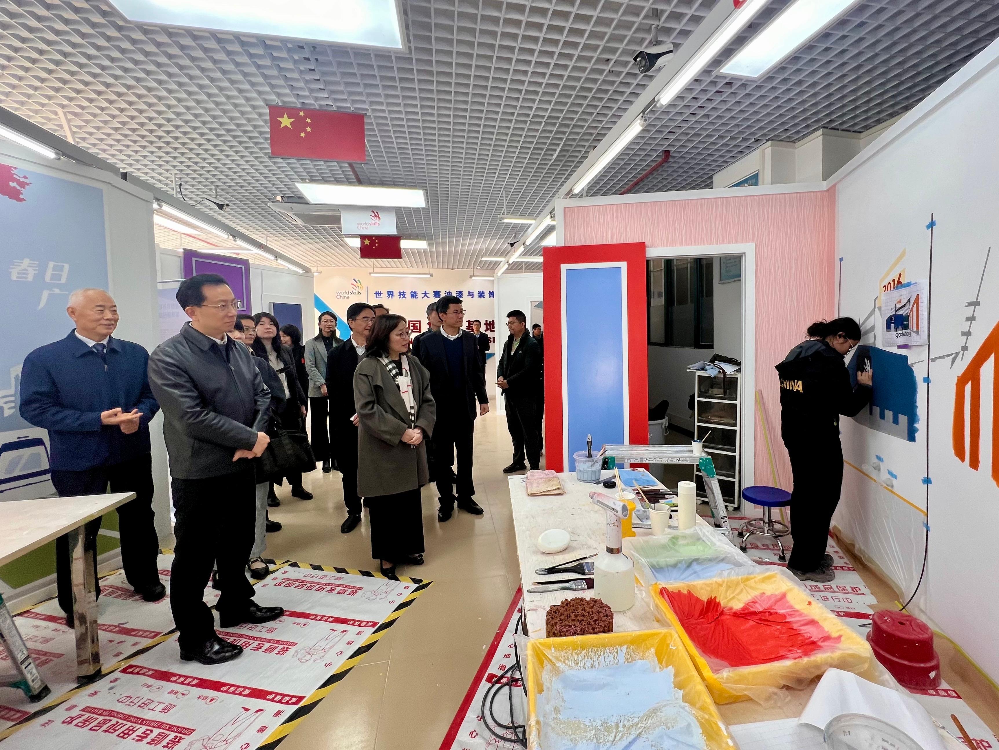 The Secretary for Development, Ms Bernadette Linn (third left), visited the China Training Base for Worldskills Competition in painting and decorating in the Guangdong City Technician College in Guangzhou today (January 13).