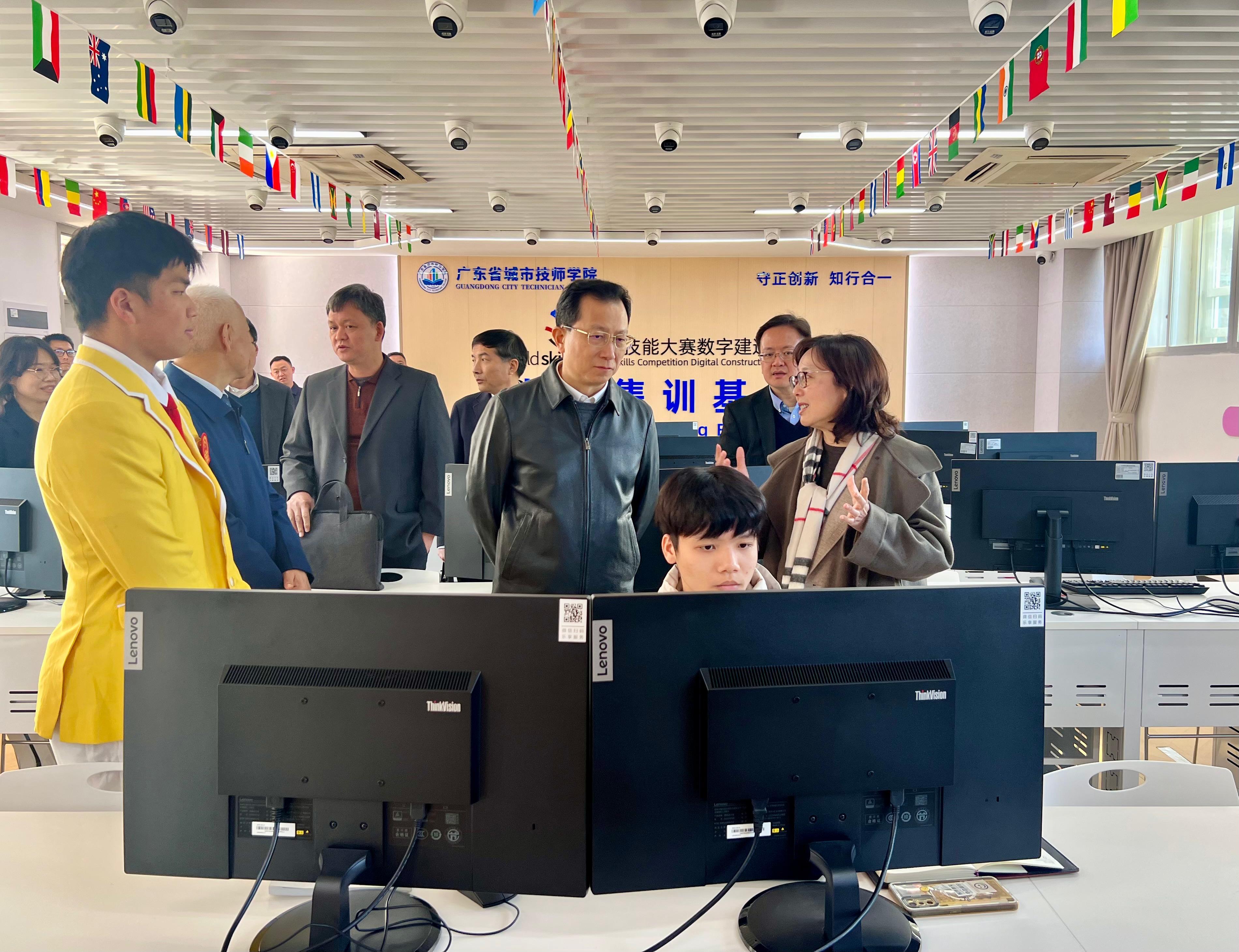 The Secretary for Development, Ms Bernadette Linn (first right), visited the China Training Base for Worldskills Competition in digital construction in the Guangdong City Technician College in Guangzhou today (January 13).