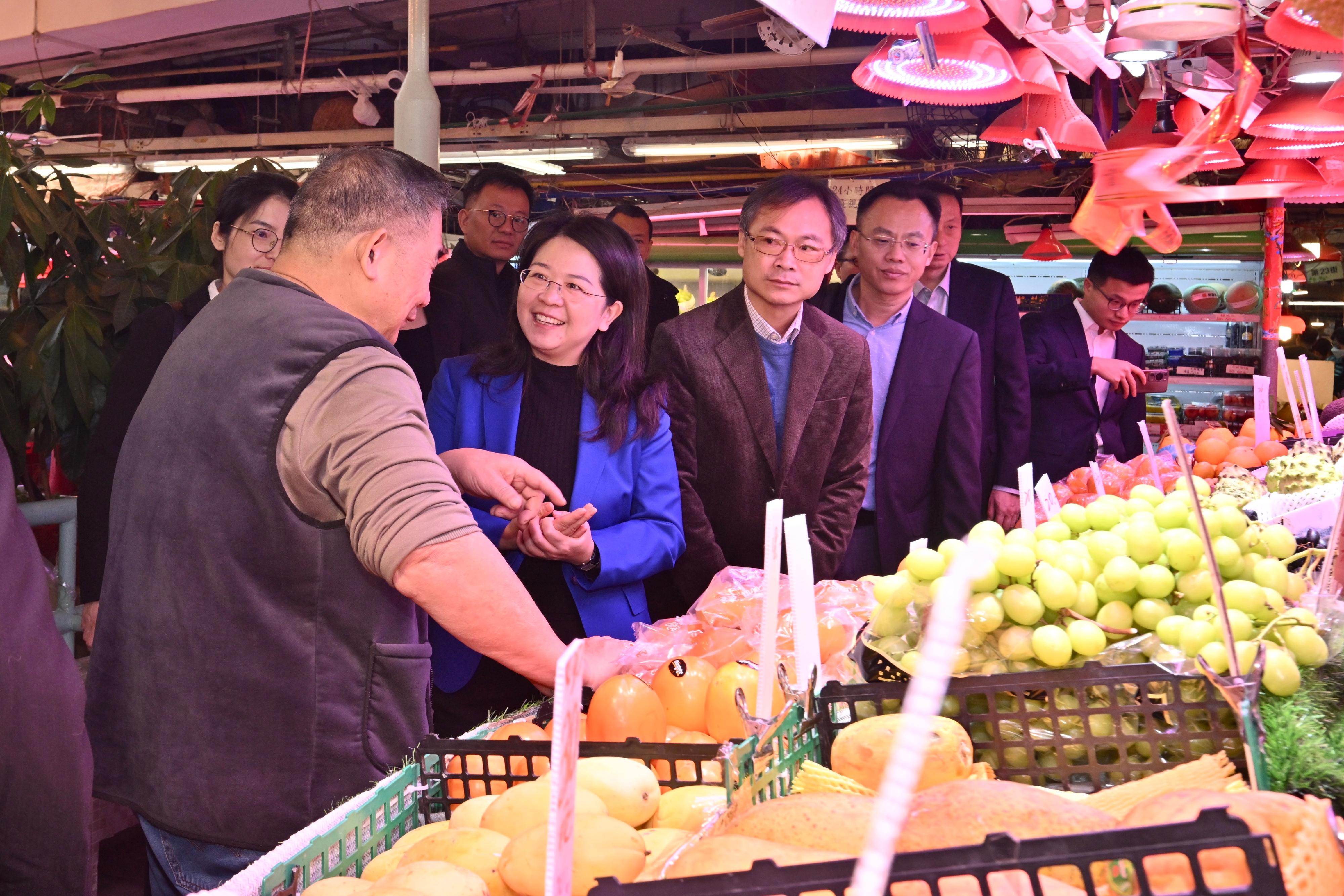 The Deputy Director General of the Department of Foreign Trade, Ministry of Commerce of the People's Republic of China, Ms Li Na, led a Mainland delegation to Hong Kong to ensure the stable supply of quality and safe agricultural products from the Mainland to Hong Kong during the Chinese New Year. Photo shows Ms Li (second left) and the delegation visiting the Po On Road Market to study the supply of fresh food.