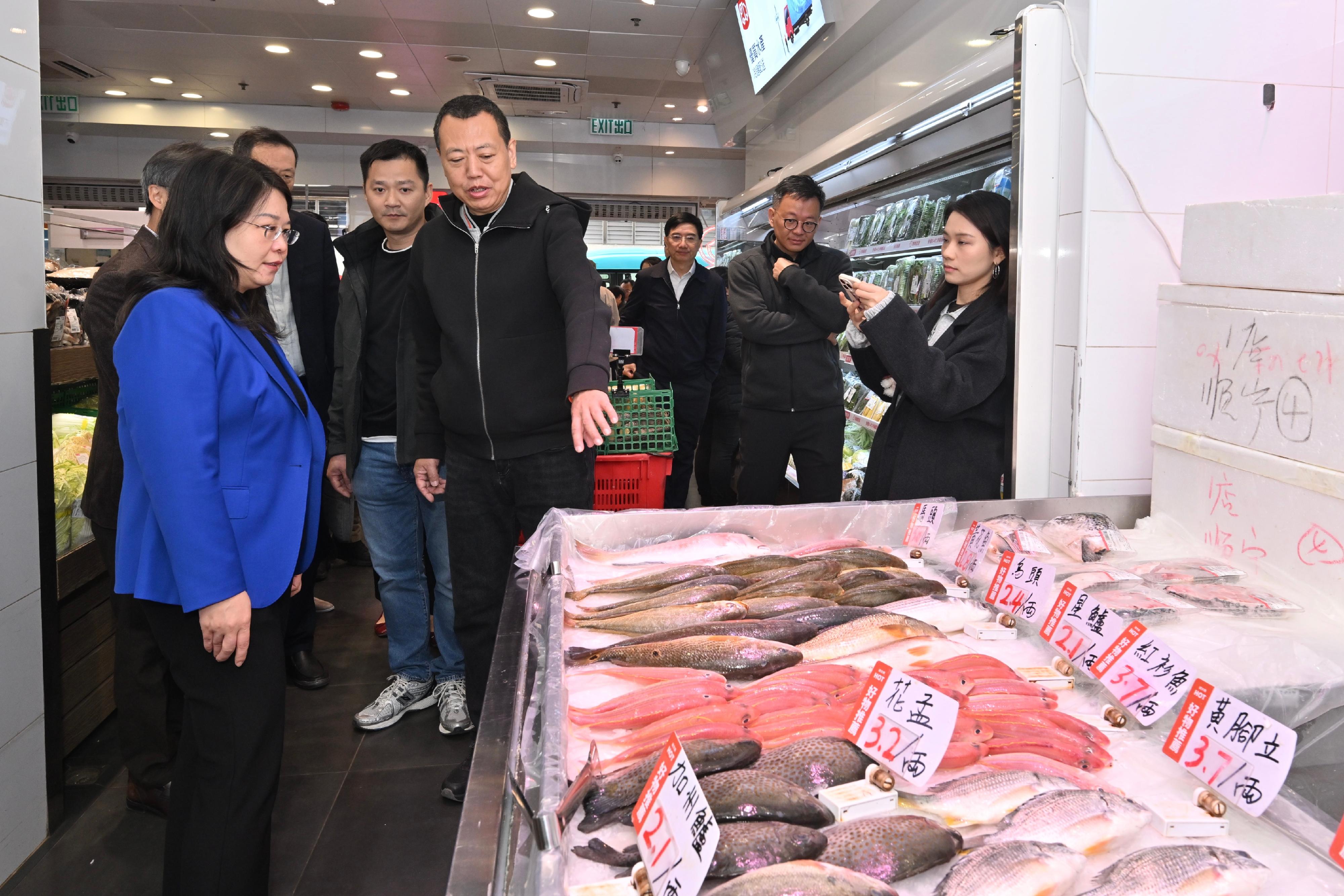 The Deputy Director General of the Department of Foreign Trade, Ministry of Commerce of the People's Republic of China, Ms Li Na, led a Mainland delegation to Hong Kong to ensure the stable supply of quality and safe agricultural products from the Mainland to Hong Kong during the Chinese New Year. Photo shows Ms Li (first left) and the delegation visiting the Po On Road Market to study the supply of fresh food.