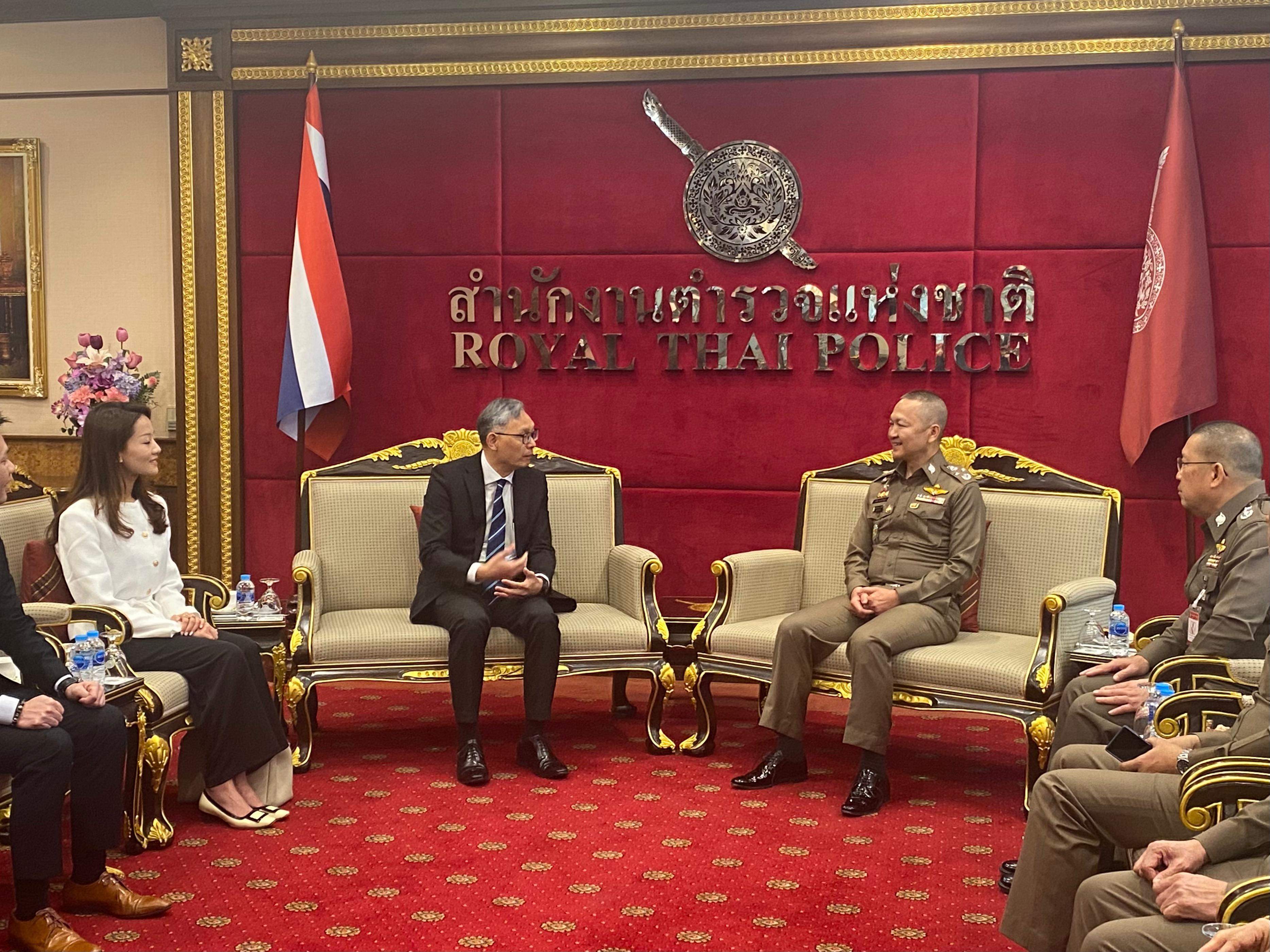 The Under Secretary for Security, Mr Michael Cheuk, and members of the dedicated task force from the Hong Kong Police Force and the Immigration Department today (January 14) continued their itinerary in Thailand to follow up on cases of Hong Kong residents suspected of being lured to Southeast Asian countries and detained to engage in illegal work. Photo shows Mr Cheuk (second left) and the dedicated task force meeting with Thailand's Senior Inspector General Mr Thatchai Pitaneelaboot (second right).