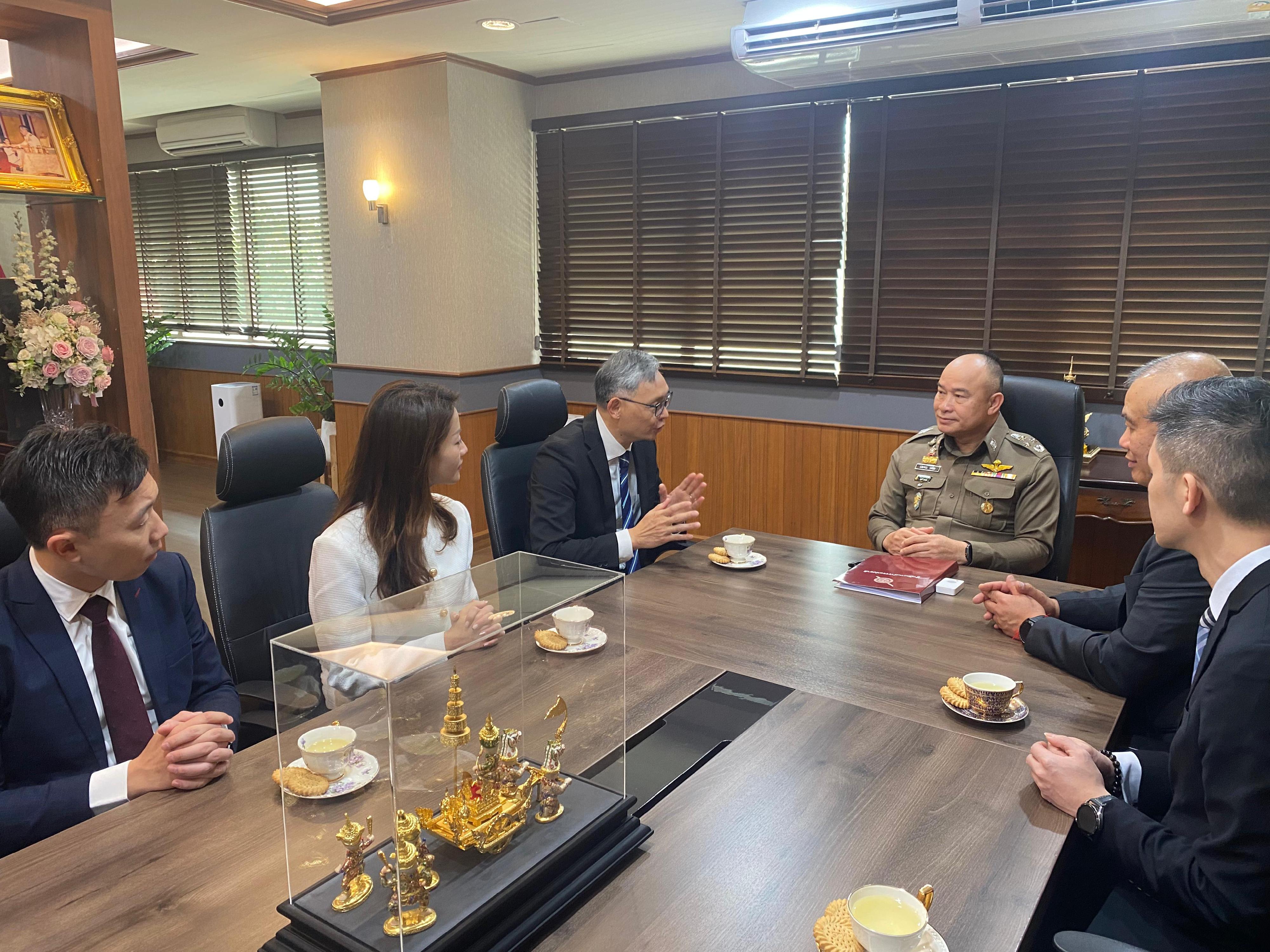 The Under Secretary for Security, Mr Michael Cheuk, and members of the dedicated task force from the Hong Kong Police Force and the Immigration Department today (January 14) continued their itinerary in Thailand to follow up on cases of Hong Kong residents suspected of being lured to Southeast Asian countries and detained to engage in illegal work. Photo shows Mr Cheuk (third left) and the dedicated task force meeting with the Deputy Commissioner General (Crime Prevention & Suppression) of the Thai National Police, Mr Prachuab Wongsuk (third right). 