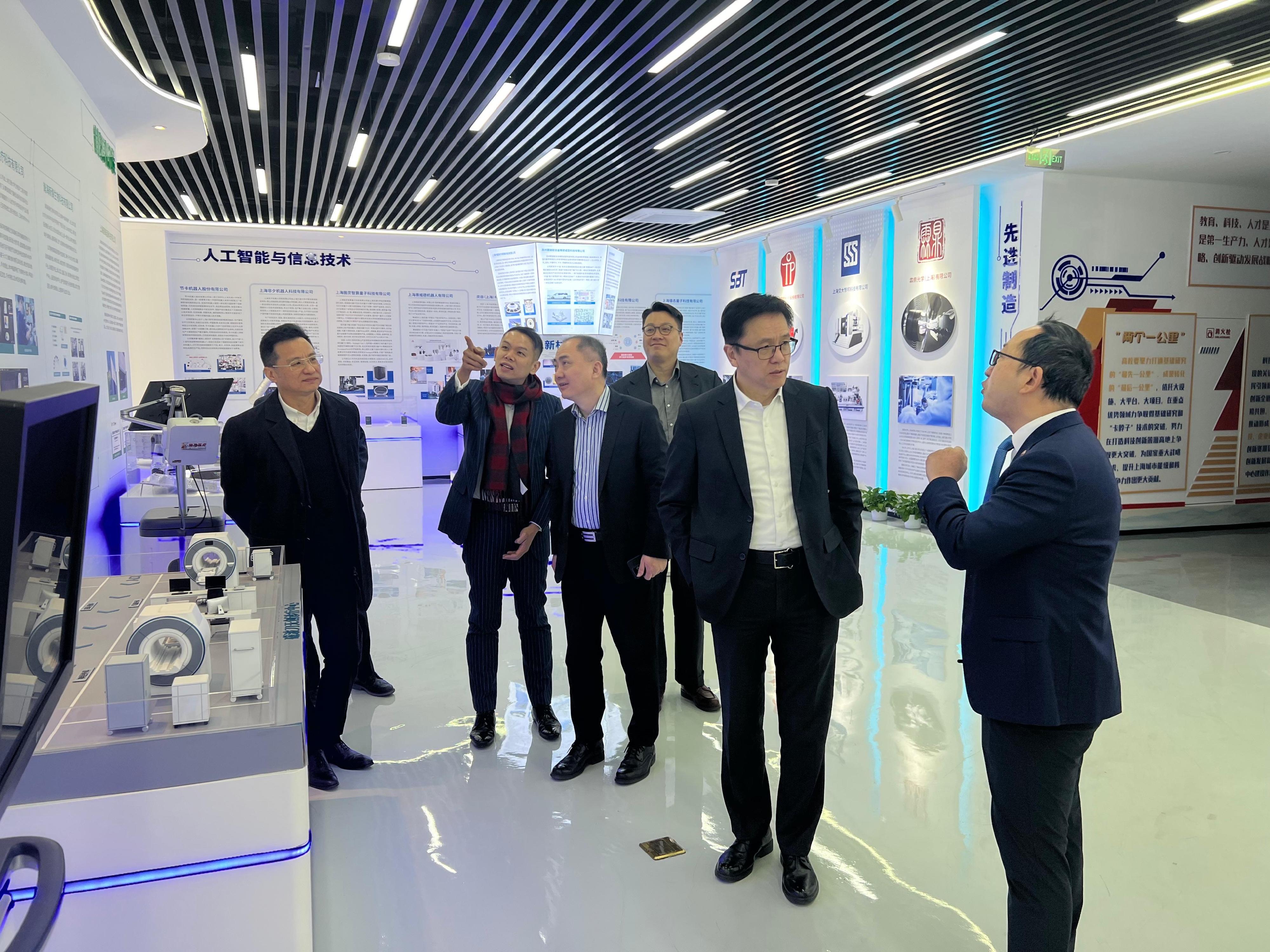 The Secretary for Innovation, Technology and Industry, Professor Sun Dong (second right), visits the GrandneoBay of Shanghai Jiao Tong University (Sci-tech Innovation Park) and the 1km Incubator exhibition hall in Shanghai today (January 14). Looking on is the Commissioner for Industry (Innovation and Technology), Dr Ge Ming (third left).