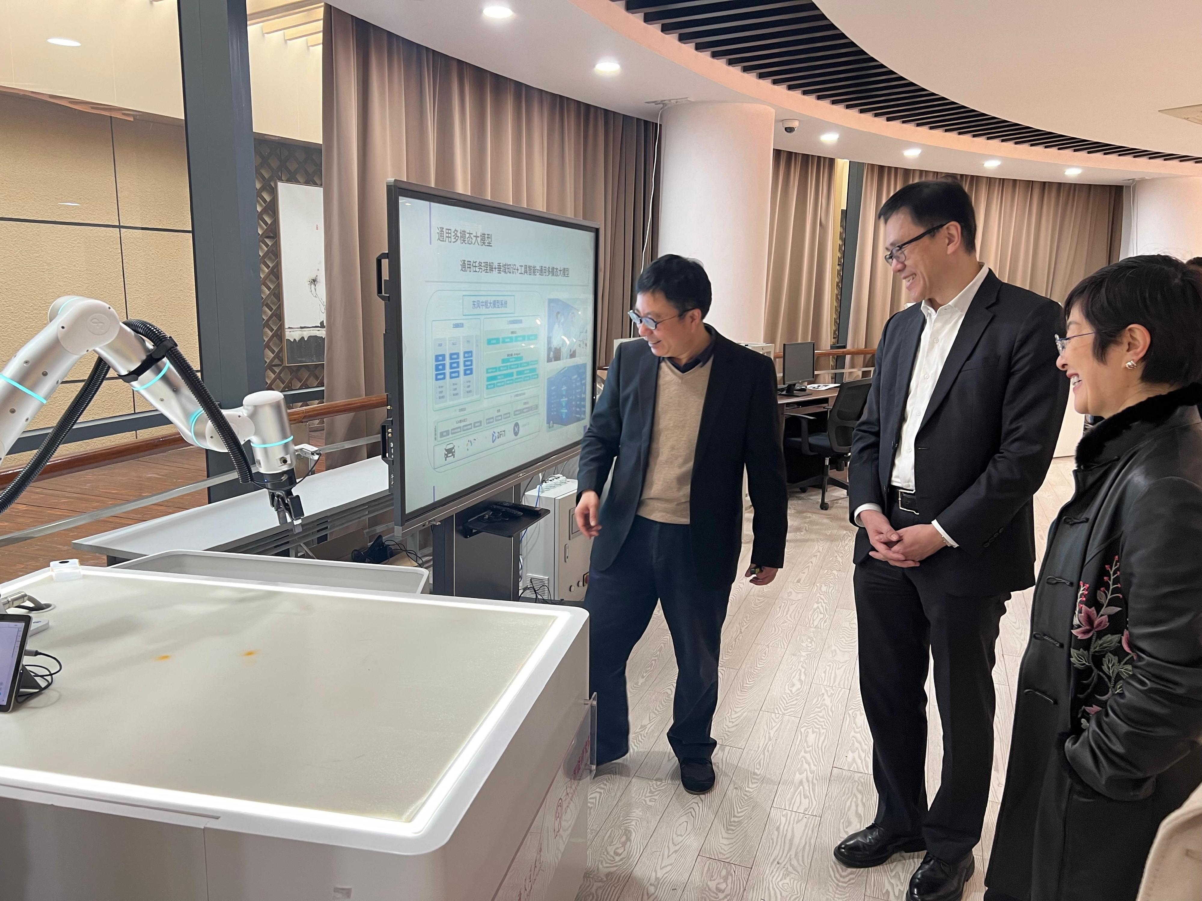 The Secretary for Innovation, Technology and Industry, Professor Sun Dong (centre), visits the Artificial Intelligence Institute of Shanghai Jiao Tong University in Shanghai today (January 14) to learn about the university's advantages in disciplines, talent, and geographic location in the field of artificial intelligence.