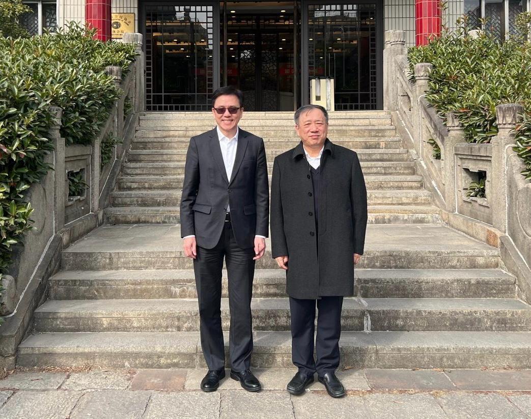 The Secretary for Innovation, Technology and Industry, Professor Sun Dong (left), meets with the Secretary of the CPC of Shanghai Jiao Tong University, Mr Yang Zhenbin (right), in Shanghai today (January 14).
