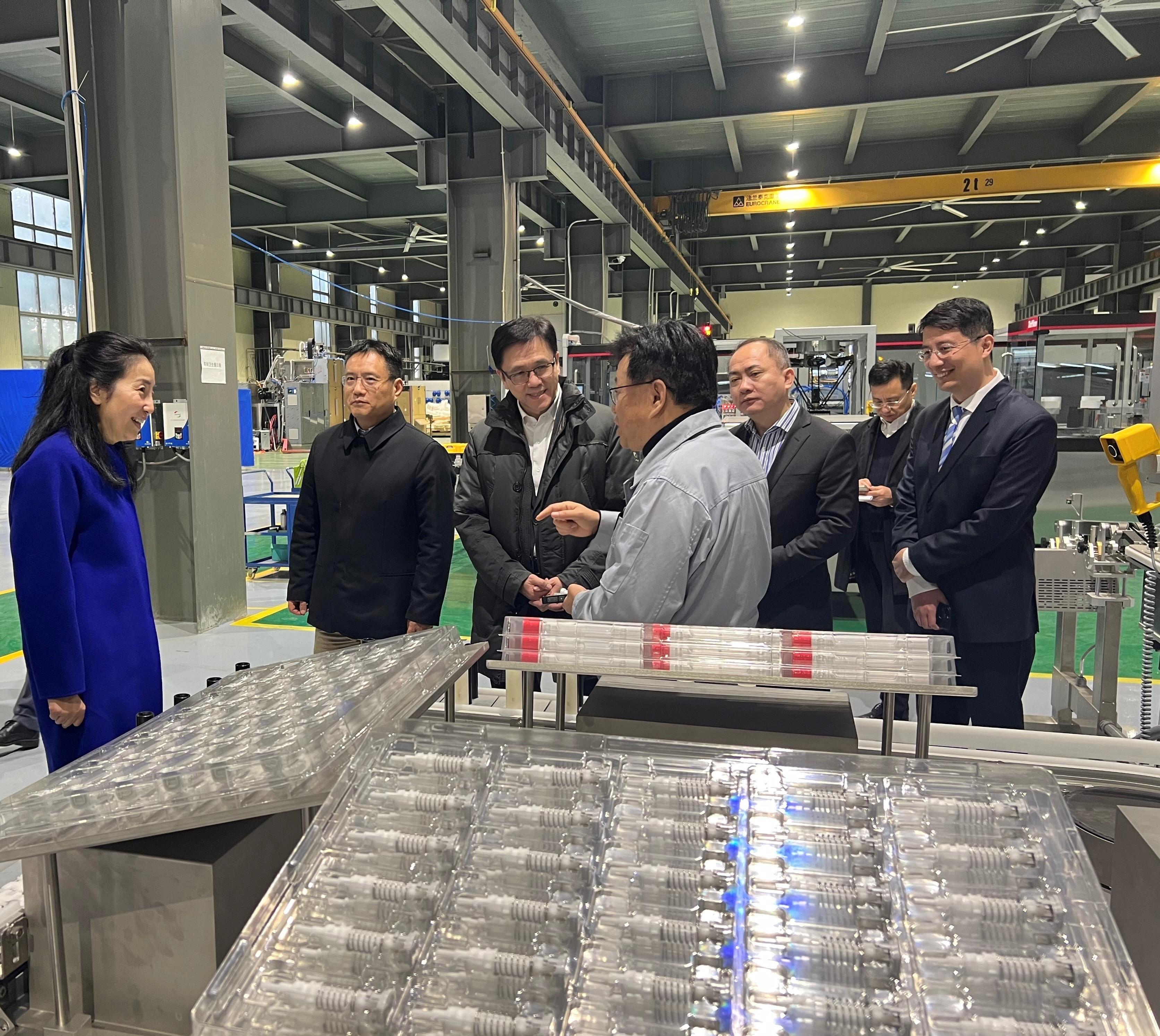 The Secretary for Innovation, Technology and Industry, Professor Sun Dong (third left), visits the production facilities of an integrated pharmaceutical equipment service provider offering pharmaceutical process, core equipment and system engineering solutions for global pharmaceutical enterprises in Shanghai today (January 14). Looking on is the Commissioner for Industry (Innovation and Technology), Dr Ge Ming (third right).