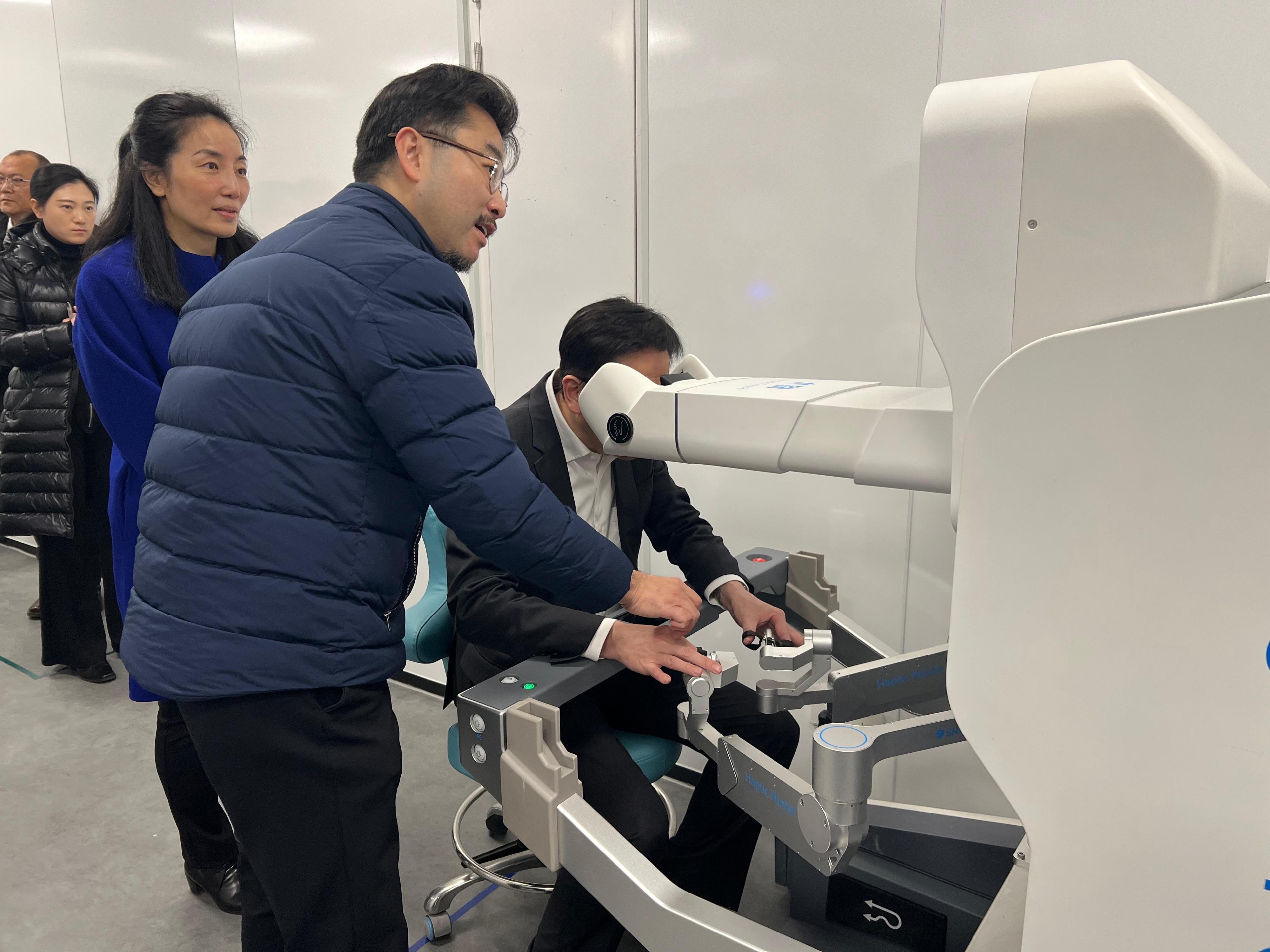 The Secretary for Innovation, Technology and Industry, Professor Sun Dong (first right), visits a high-tech enterprise focusing on the cutting-edge technology and clinical application of single-port general-purpose minimally invasive laparoscopic surgical robotic systems in Shanghai today (January 14).