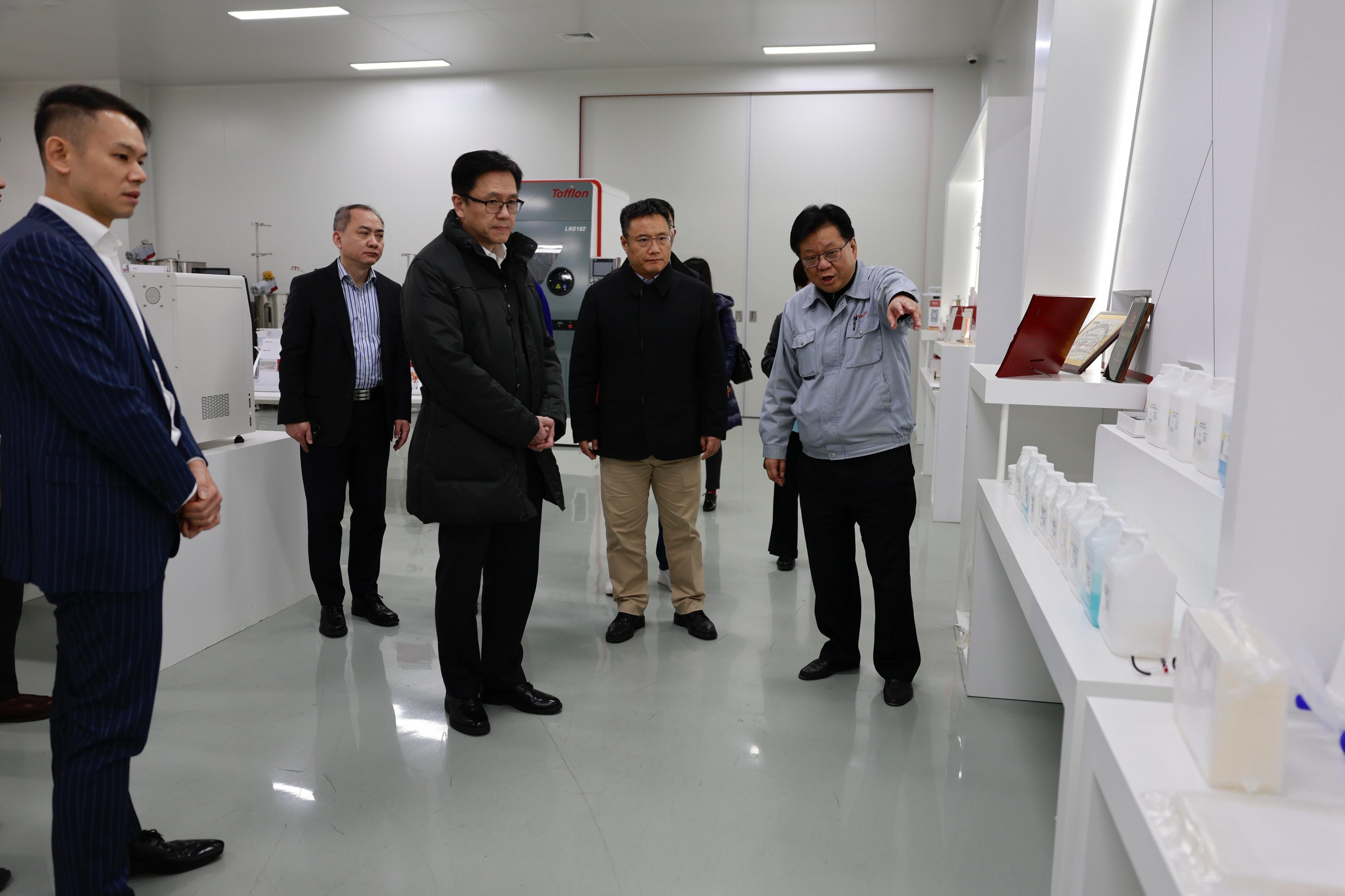 The Secretary for Innovation, Technology and Industry, Professor Sun Dong (third left), visits an integrated pharmaceutical equipment service provider in Shanghai today (January 14). Looking on is the Commissioner for Industry (Innovation and Technology), Dr Ge Ming (second left).