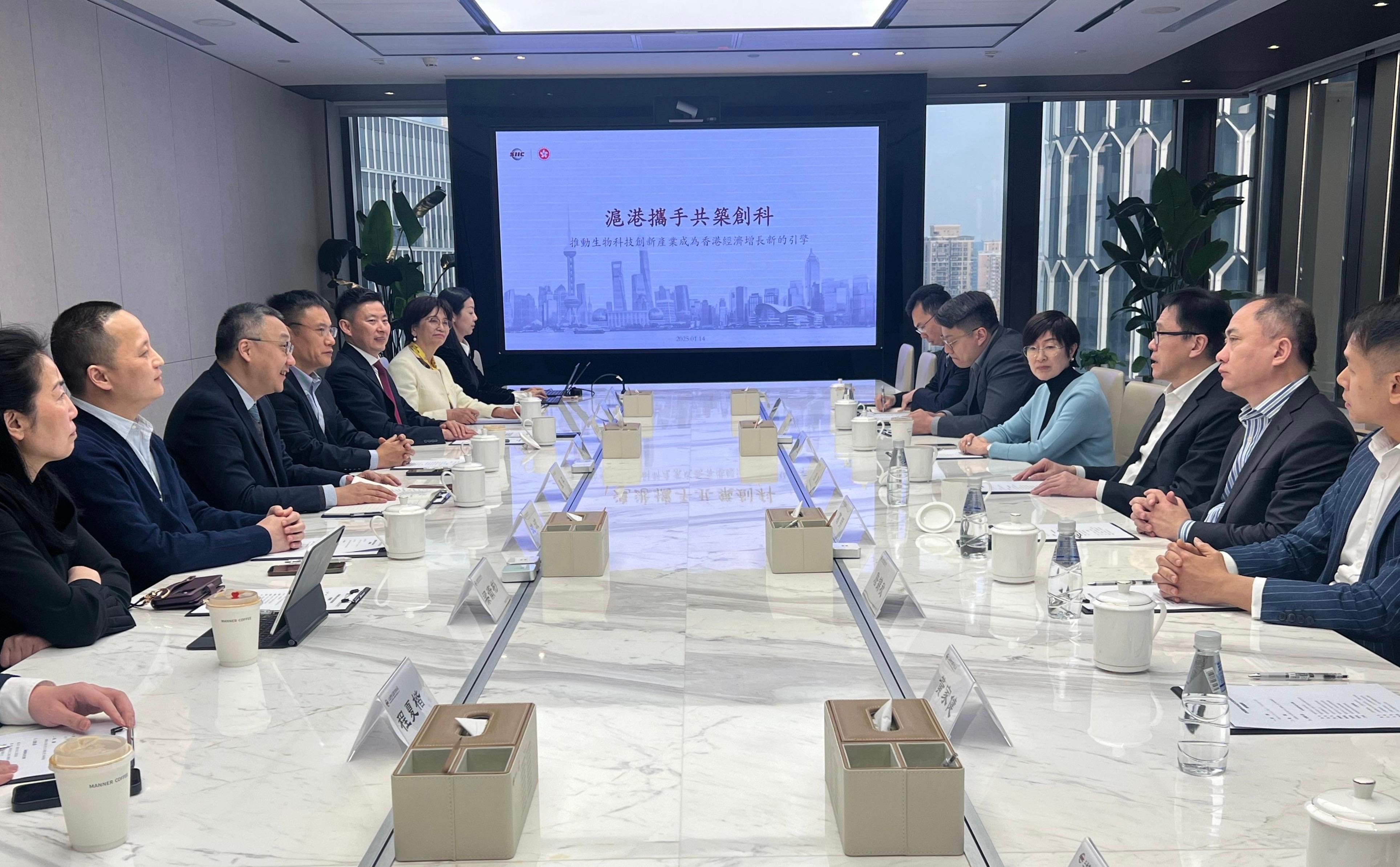 The Secretary for Innovation, Technology and Industry, Professor Sun Dong (third right), visits an innovative investment fund platform on biomedicine in Shanghai today (January 14). Looking on is the Commissioner for Industry (Innovation and Technology), Dr Ge Ming (second right). 