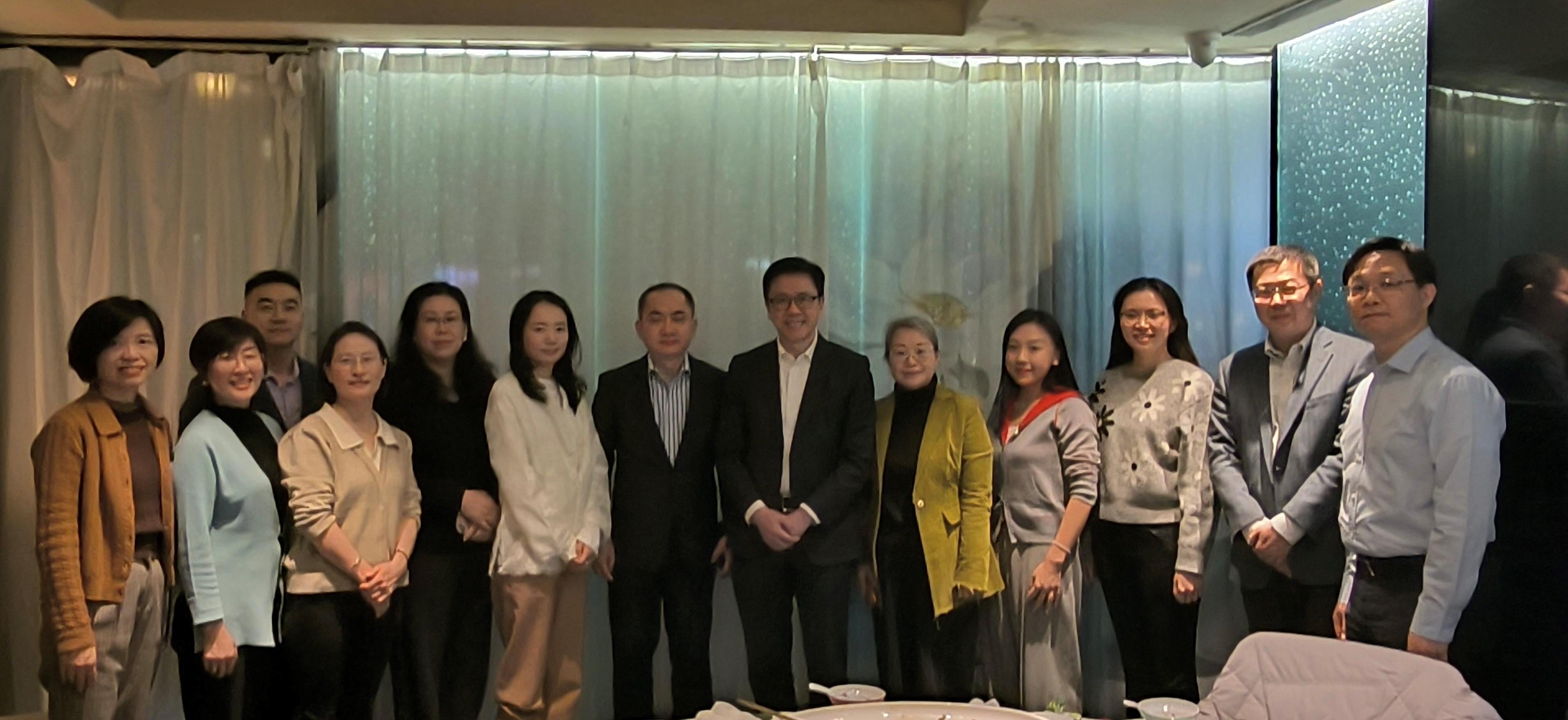 The Secretary for Innovation, Technology and Industry, Professor Sun Dong (sixth right), attends a dinner with representatives of local enterprises in Shanghai and introduces to them the distinctive advantages of Hong Kong in Shanghai today (January 14). Looking on is the Commissioner for Industry (Innovation and Technology), Dr Ge Ming (seventh right).