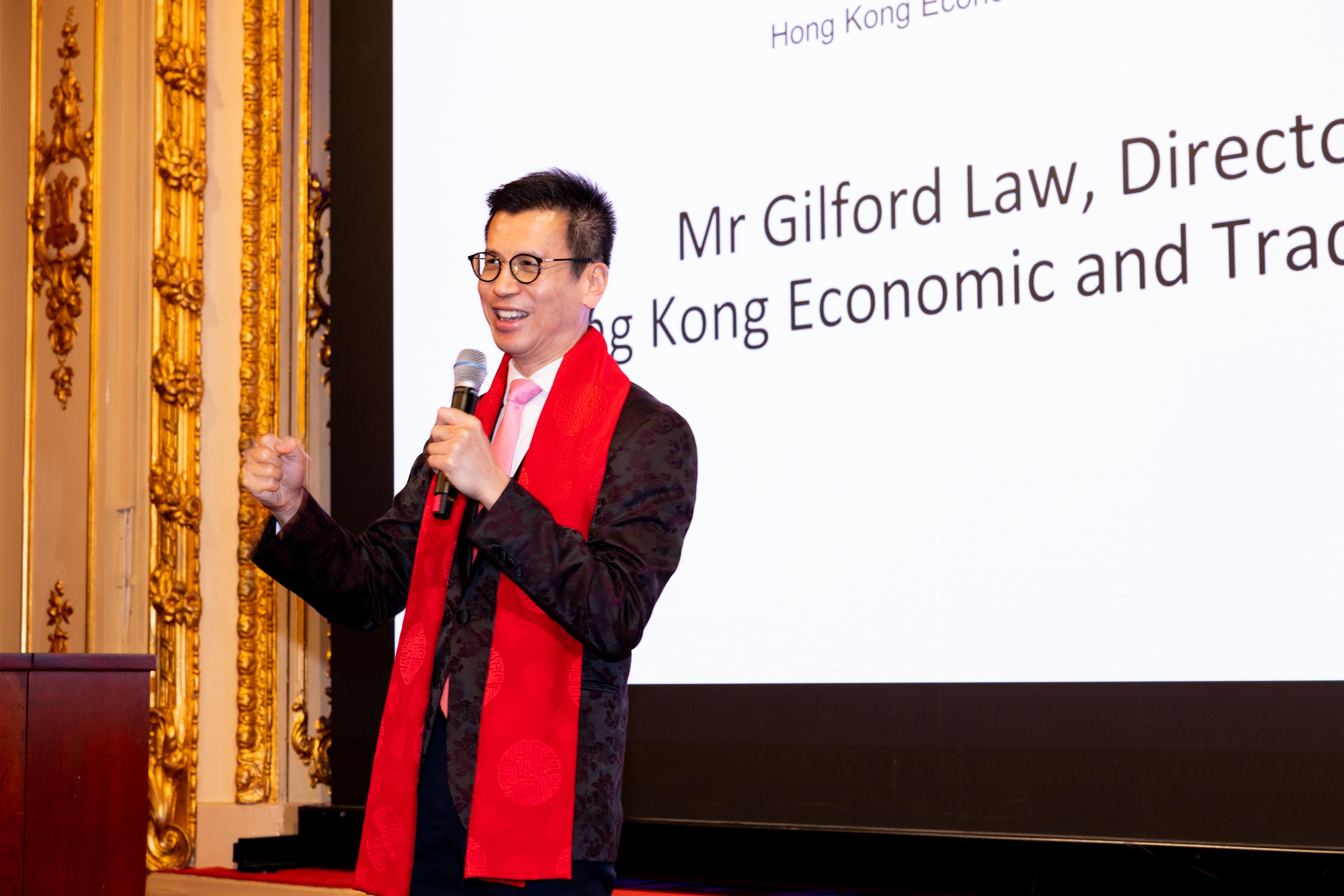 香港駐倫敦經濟貿易辦事處（倫敦經貿辦）與瑞典香港商會於一月十四日（斯德哥爾摩時間）在瑞典斯德哥爾摩合辦蛇年新春酒會。圖示倫敦經貿辦處長羅莘桉在酒會致辭。