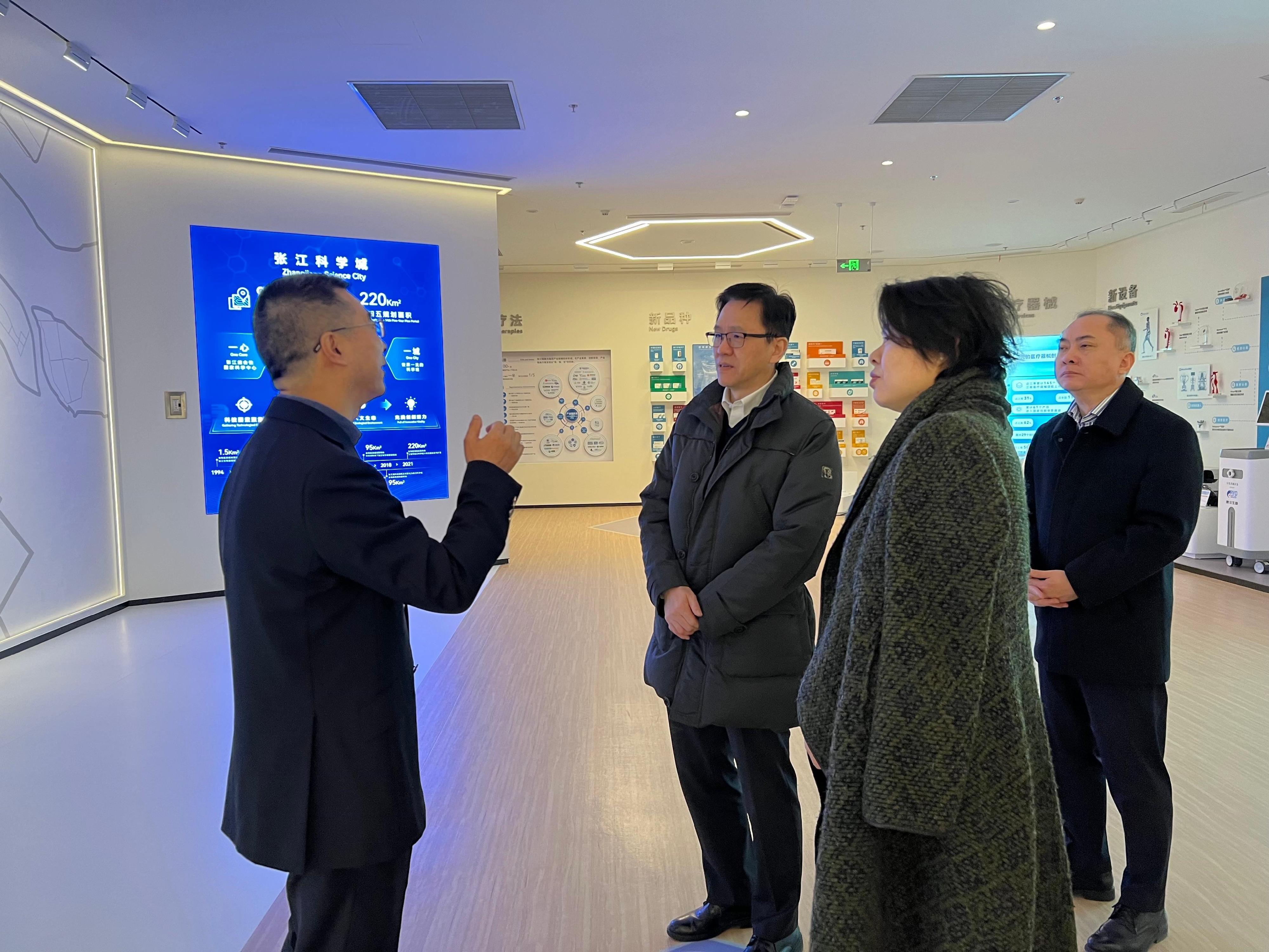 The Secretary for Innovation, Technology and Industry, Professor Sun Dong (second left), visits the Zhangjiang Life Science Hub to learn more about the experiences and practices of Zhangjiang Science City in areas of industry layout, incubation and academic-industry collaboration in Shanghai today (January 15). Looking on is the Commissioner for Industry (Innovation and Technology), Dr Ge Ming (first right).
