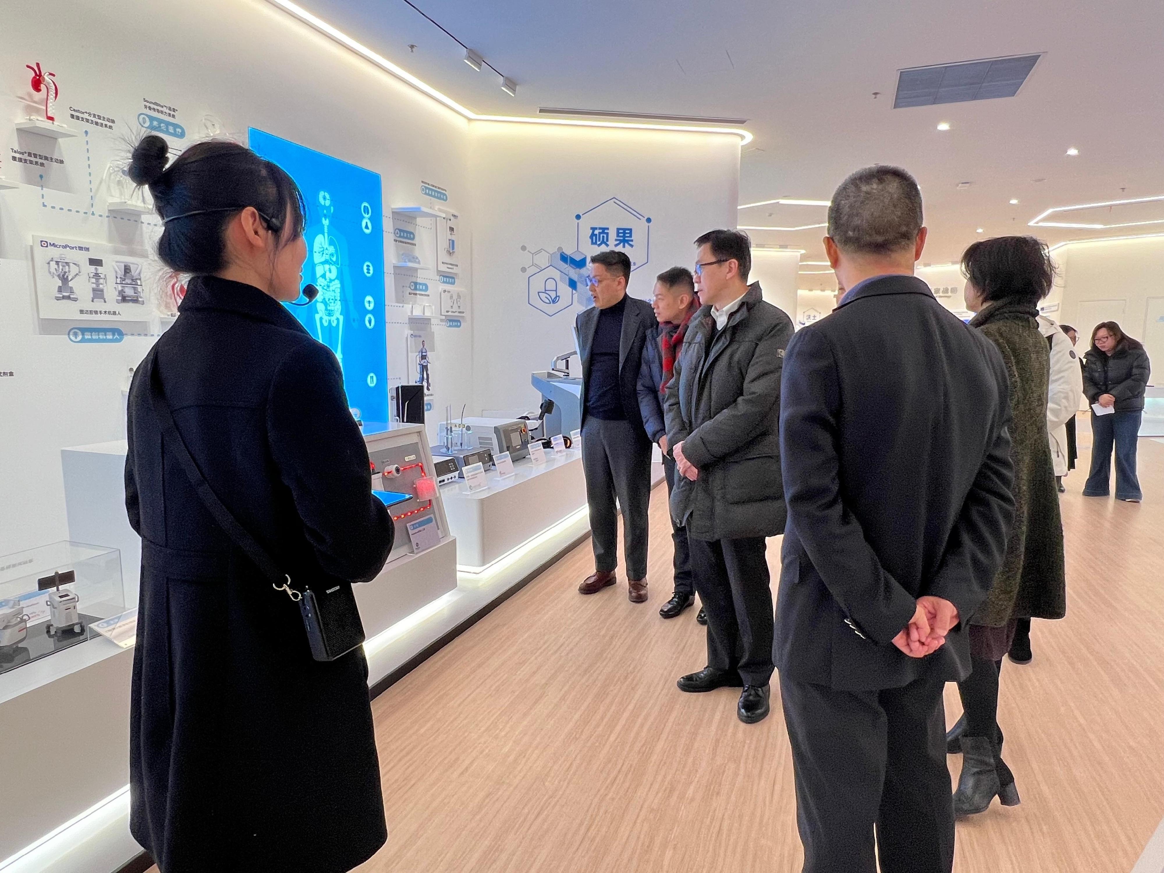 The Secretary for Innovation, Technology and Industry, Professor Sun Dong (fourth left), visits the Zhangjiang Life Science Hub to learn more about the experiences and practices of Zhangjiang Science City in areas of industry layout, incubation and academic-industry collaboration in Shanghai today (January 15).
