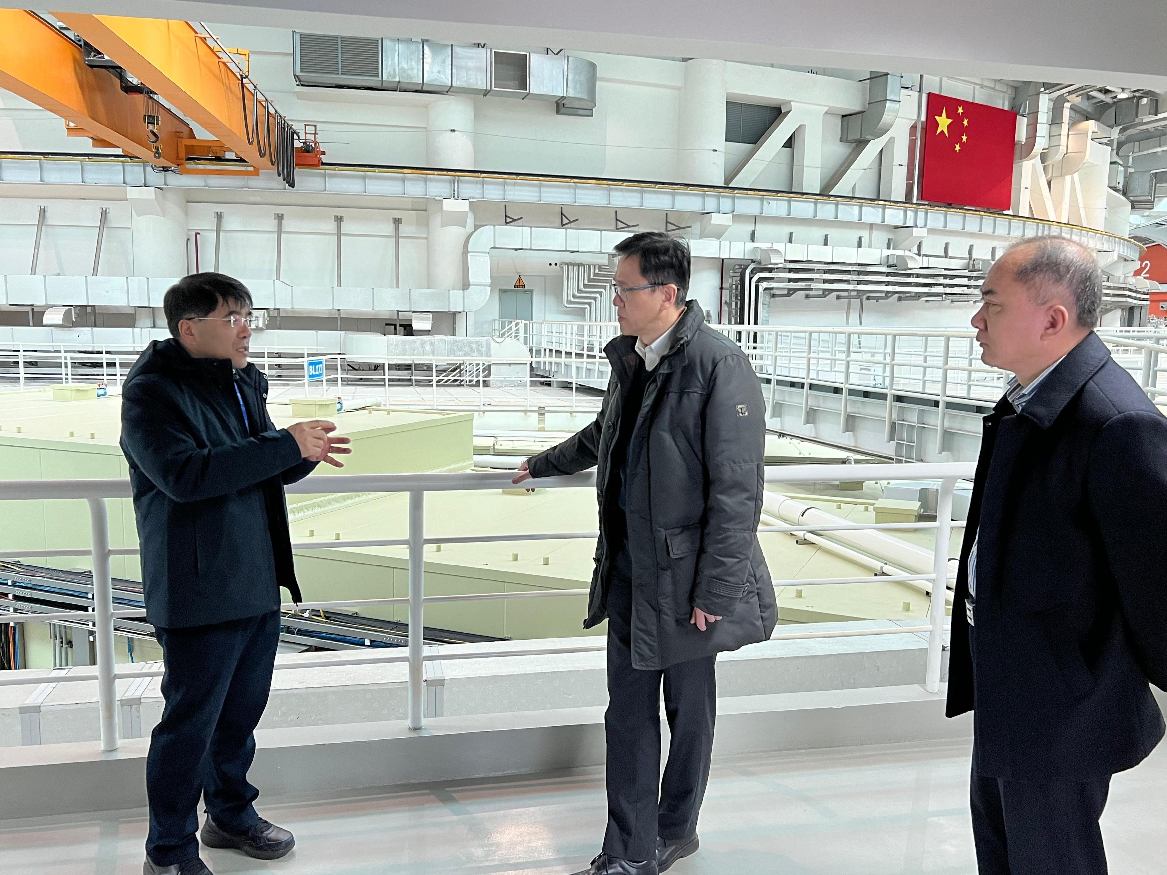 The Secretary for Innovation, Technology and Industry, Professor Sun Dong (centre), visits the large-scale Shanghai Synchrotron Radiation Facility in the Zhangjiang High-tech Park in Shanghai today (January 15). Looking on is the Commissioner for Industry (Innovation and Technology), Dr Ge Ming (right).