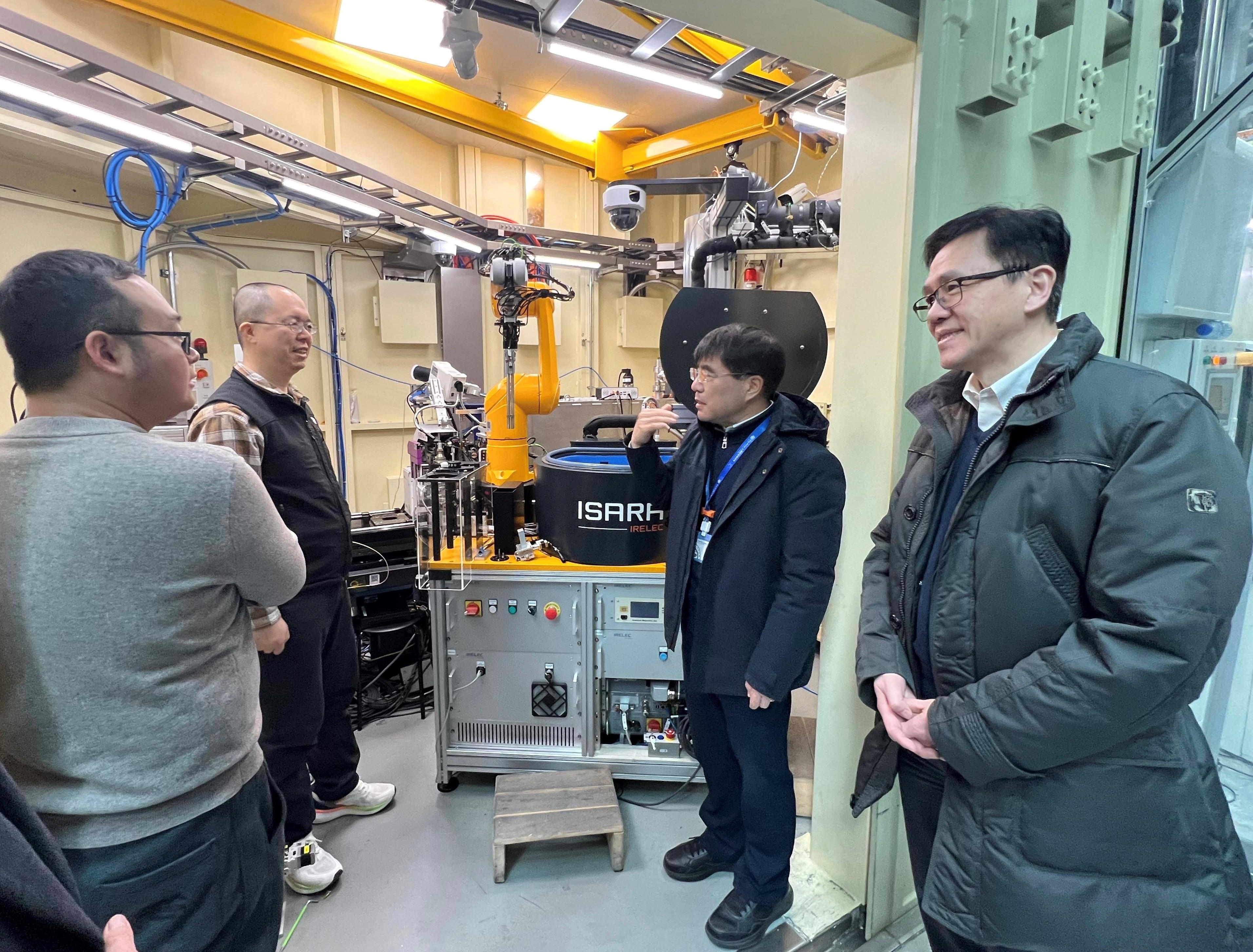 The Secretary for Innovation, Technology and Industry, Professor Sun Dong (first right), visits the large-scale Shanghai Synchrotron Radiation Facility in the Zhangjiang High-tech Park in Shanghai today (January 15).
