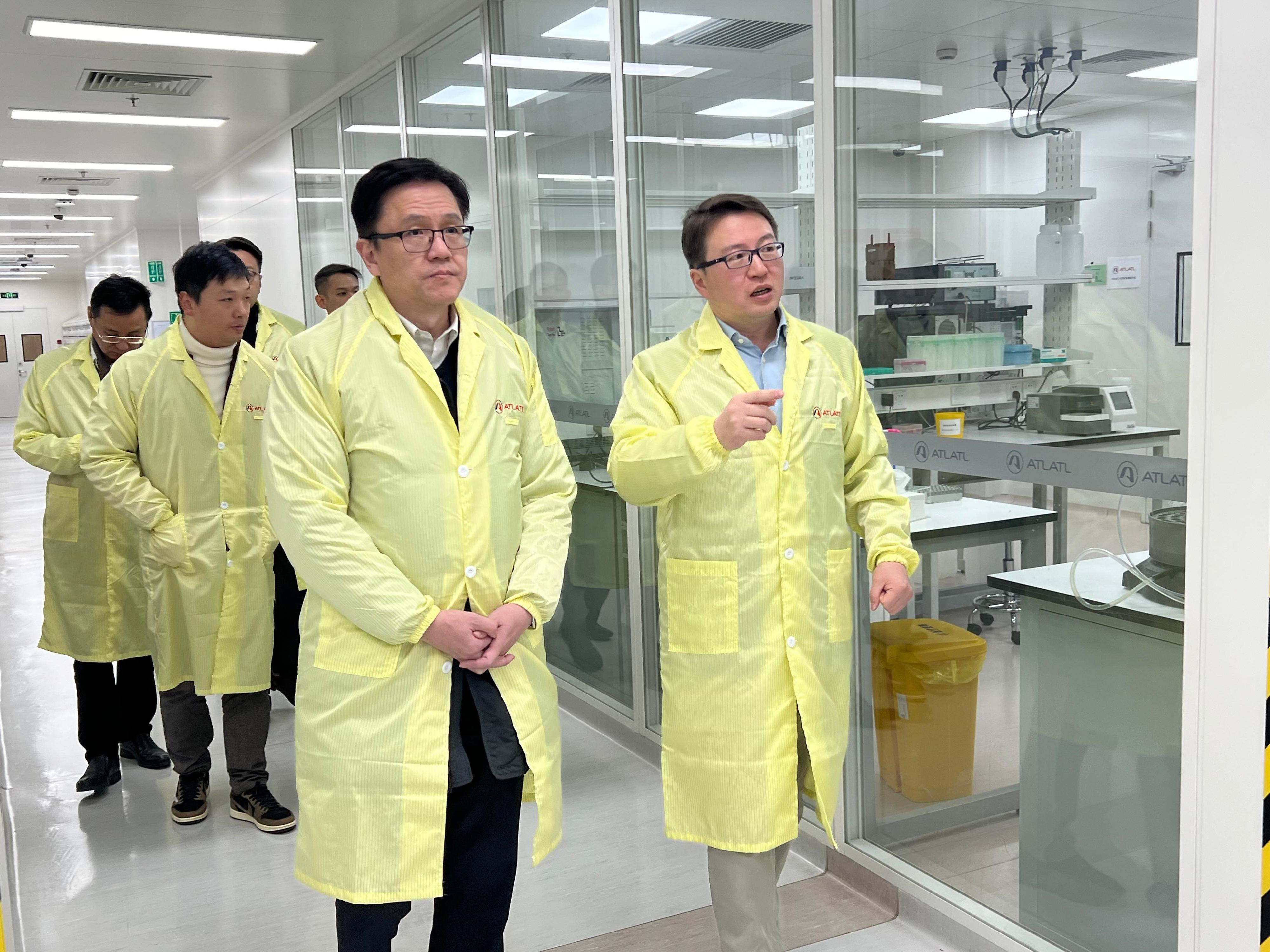 The Secretary for Innovation, Technology and Industry, Professor Sun Dong (second right), visits the ATLATL Center for Innovation & Research, touring the shared laboratories, office incubation space and the public service platform in Shanghai today (January 15).