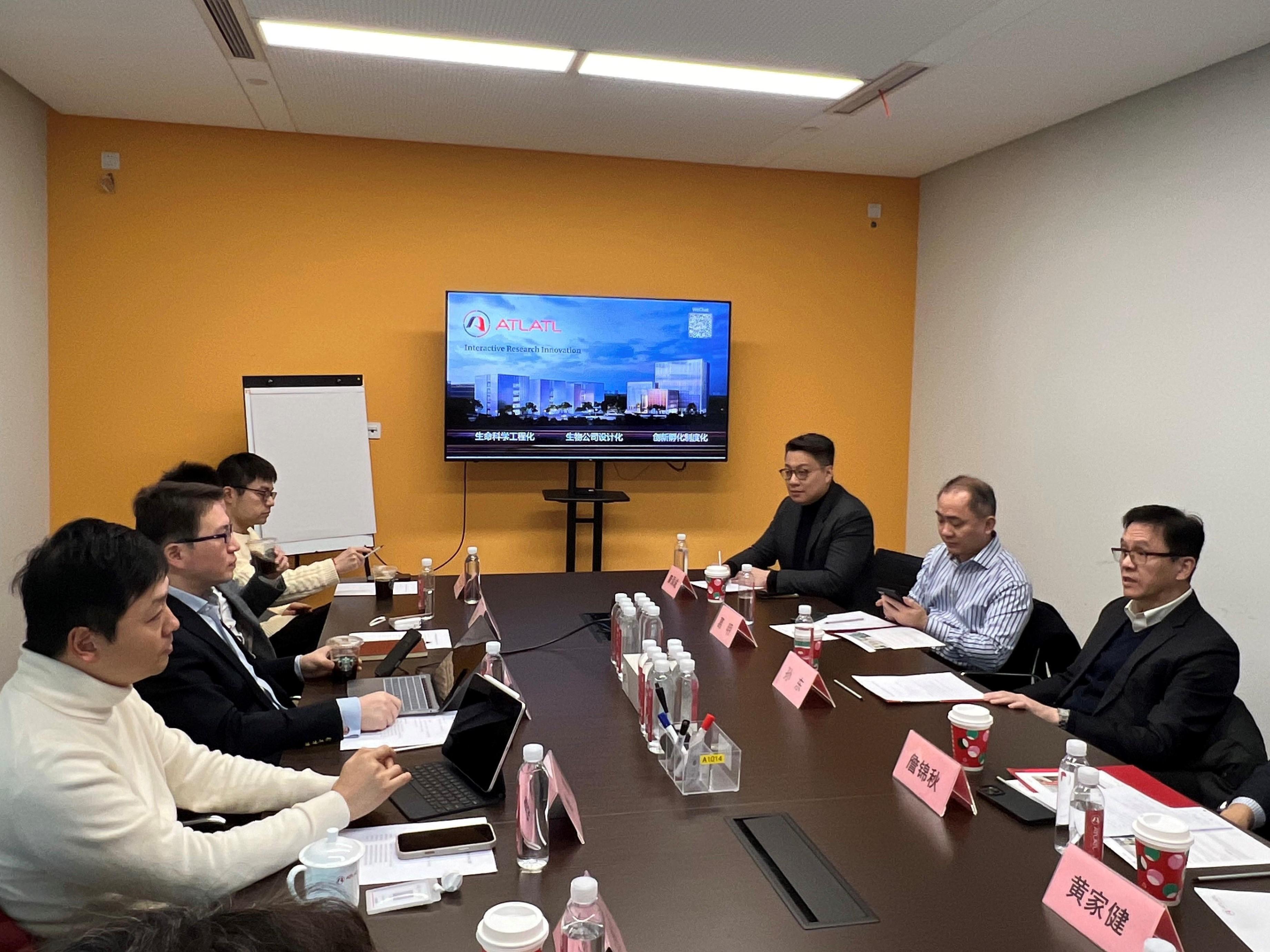 The Secretary for Innovation, Technology and Industry, Professor Sun Dong (first right), visited the ATLATL Center for Innovation & Research in Shanghai today (January 15). Photo shows Professor Sun exchanging views with the management of the innovation and research cluster on issues including the setting up of professional platforms, service operation modes and company incubation, and encouraging the cluster to come to Hong Kong to further expand its accelerator businesses. Looking on is the Commissioner for Industry (Innovation and Technology), Dr Ge Ming (second right).