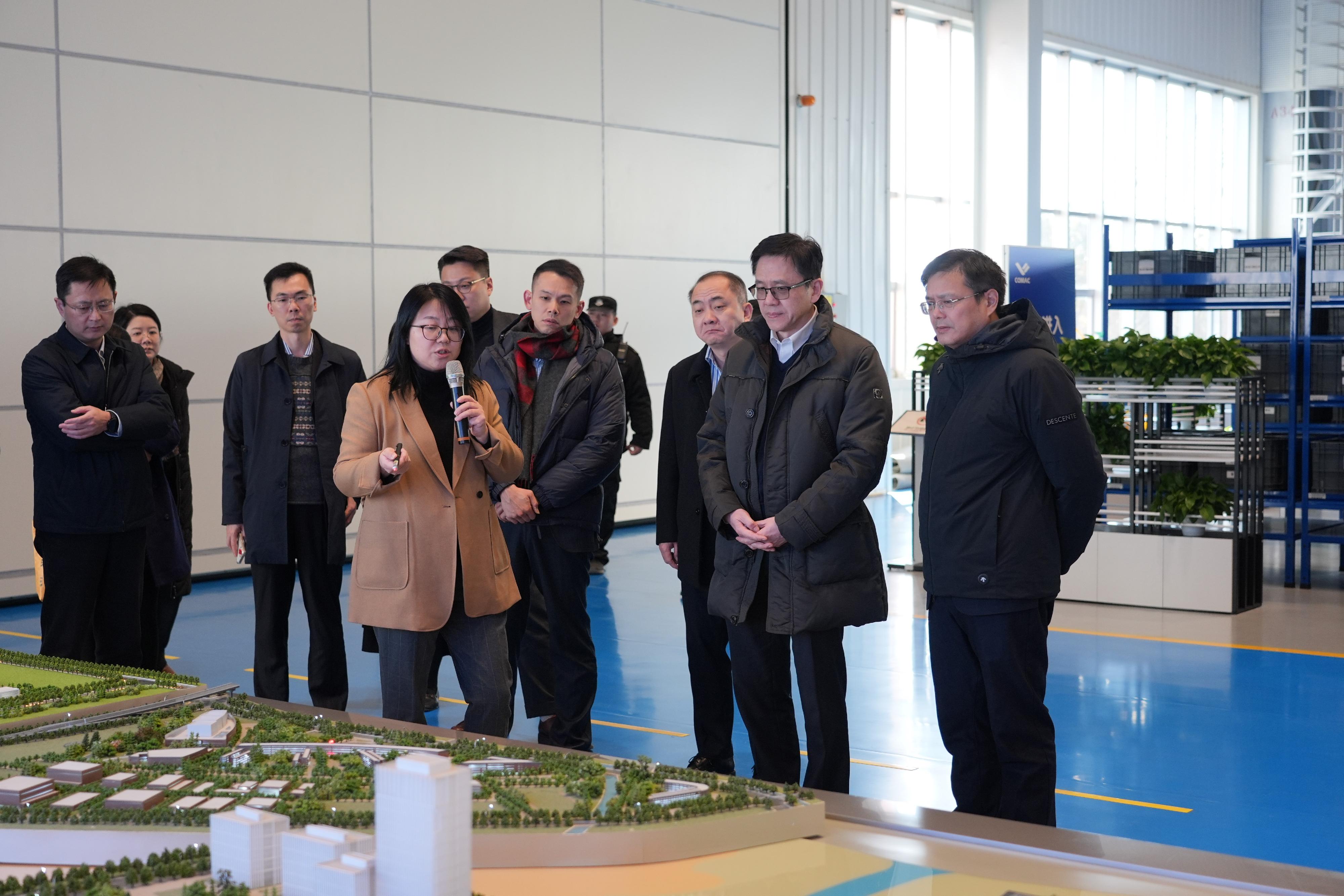 The Secretary for Innovation, Technology and Industry, Professor Sun Dong (second right), visited the assembly manufacturing centre of the Commercial Aircraft Corporation of China in Shanghai today (January 15). Photo shows Professor Sun being briefed on the corporation's latest development plan, product planning and corporate culture. Looking on is the Commissioner for Industry (Innovation and Technology), Dr Ge Ming (third right).