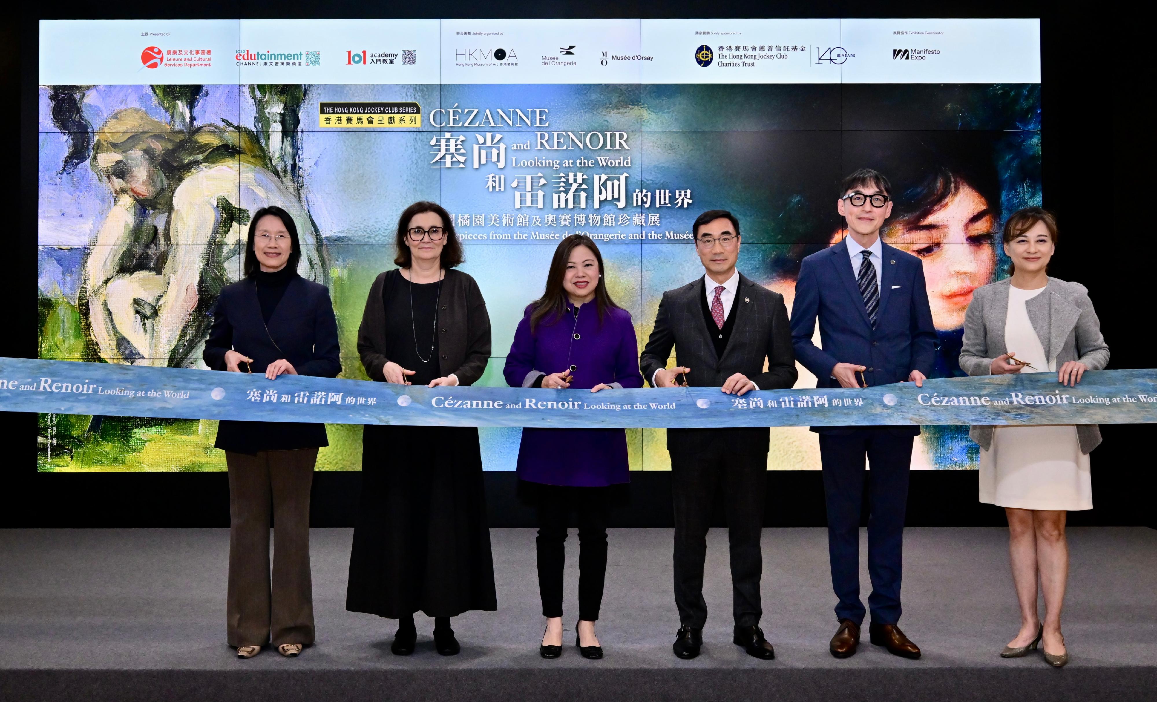 「香港賽馬會呈獻系列：塞尚和雷諾阿的世界——法國橘園美術館及奧賽博物館珍藏展」開幕典禮今日（一月十六日）在香港藝術館舉行。圖示（左起）主禮嘉賓康樂及文化事務署署長陳詠雯、奧賽博物館國際展覽項目總監史蒂芬妮．德布蘭班德、文化體育及旅遊局局長羅淑佩、香港賽馬會主席利子厚、博物館諮詢委員會主席蘇彰德教授和香港藝術館總館長莫家詠博士主持開幕典禮。