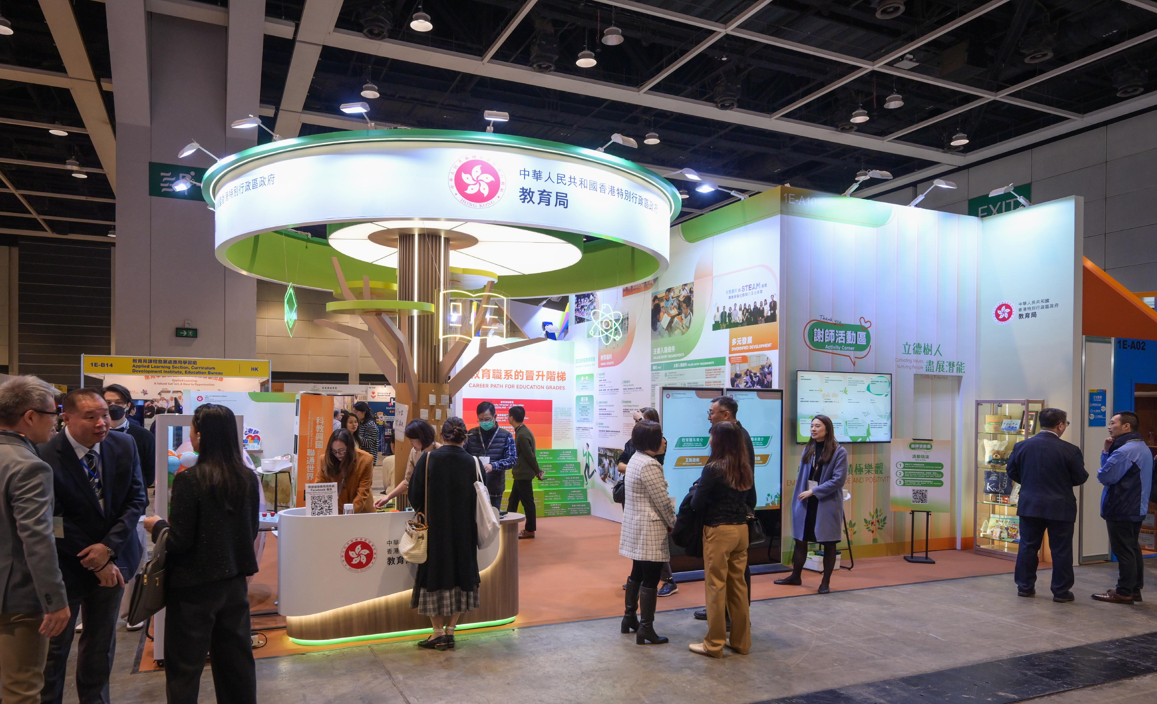 The Education Bureau set up a booth at the Education & Careers Expo 2025 from today (January 16) for four consecutive days to introduce the work of different professional grades of the bureau with a view to enhancing the public's understanding of the work and career opportunities of the bureau.