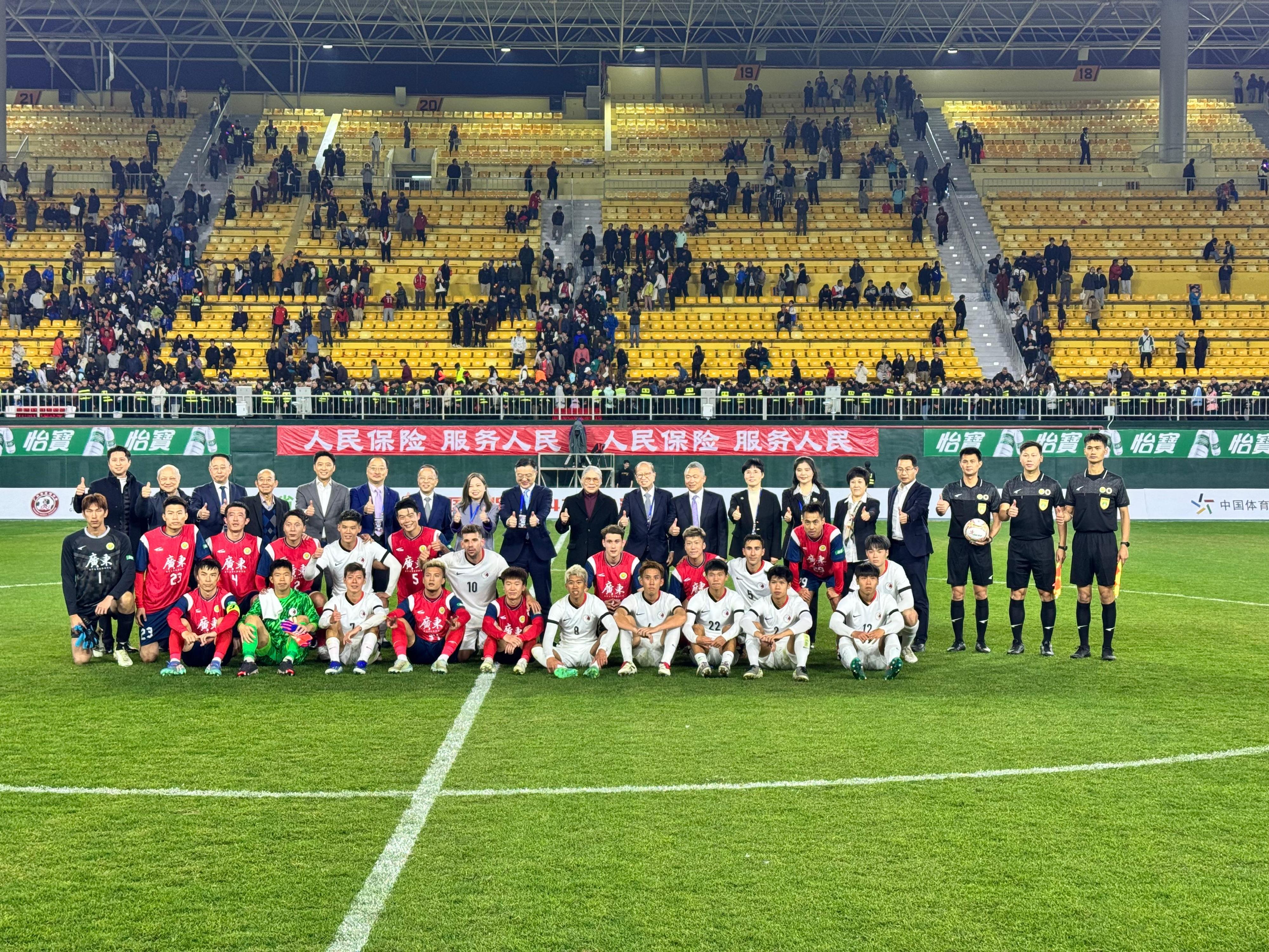The Secretary for Culture, Sports and Tourism, Miss Rosanna Law (back row, eighth left), yesterday (January 15) visited Guangzhou. She watched the 43rd Guangdong - Hong Kong Cup (Round 1) at the Guangzhou Yuexiushan Stadium. She showed her support to the Hong Kong players, hoping that they would give their best in the match next week.

