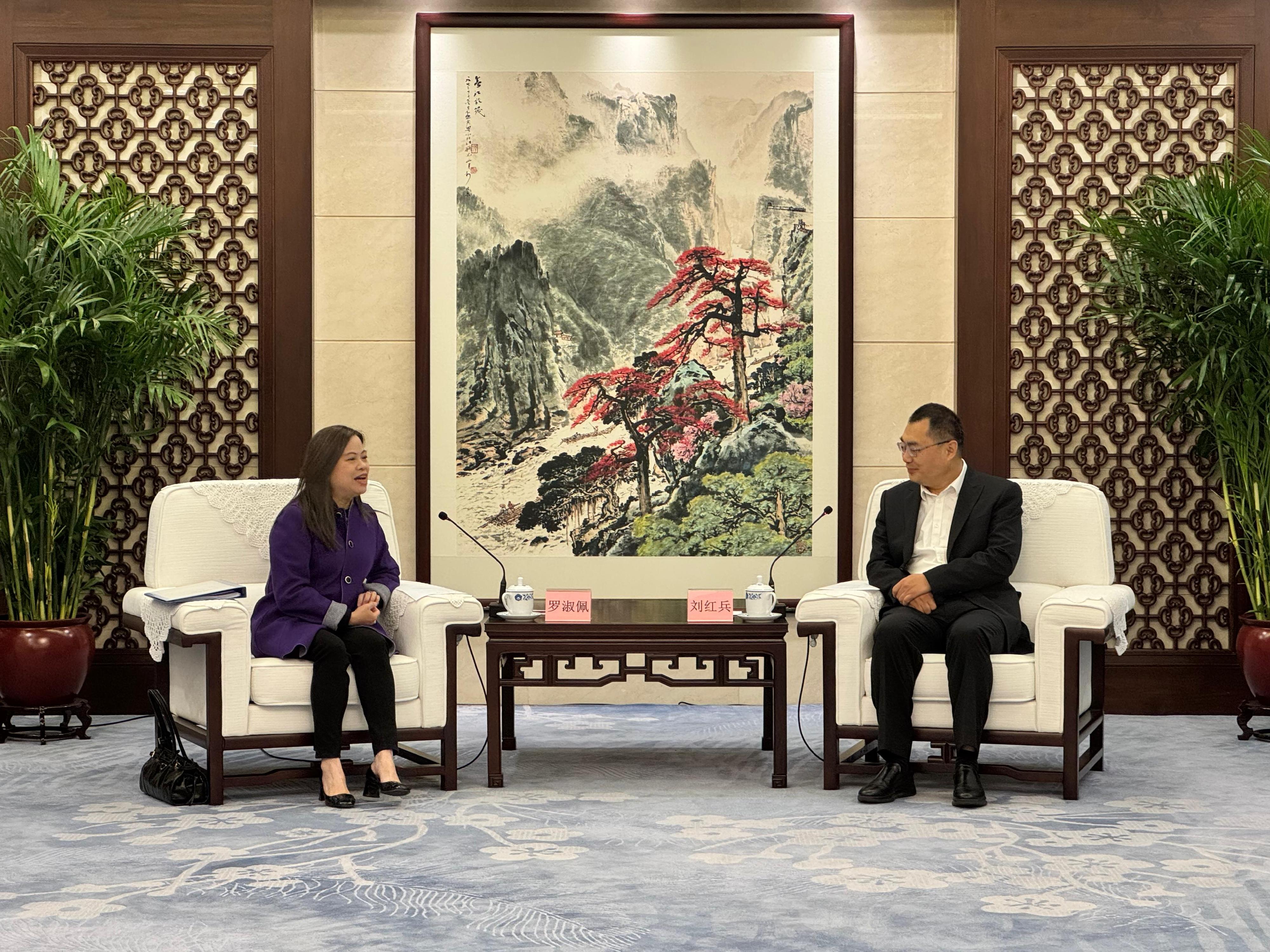 The Secretary for Culture, Sports and Tourism, Miss Rosanna Law (left), today (January 16) continued her visit to Guangzhou. She met with Vice-Governor of Guangdong Province Mr Liu Hongbing (right), introducing the recently released Blueprint for Arts and Culture and Creative Industries Development and the Development Blueprint for Hong Kong's Tourism Industry 2.0. She also talked about the mission and strategies of Hong Kong’s development in arts, culture, creative industries and tourism.