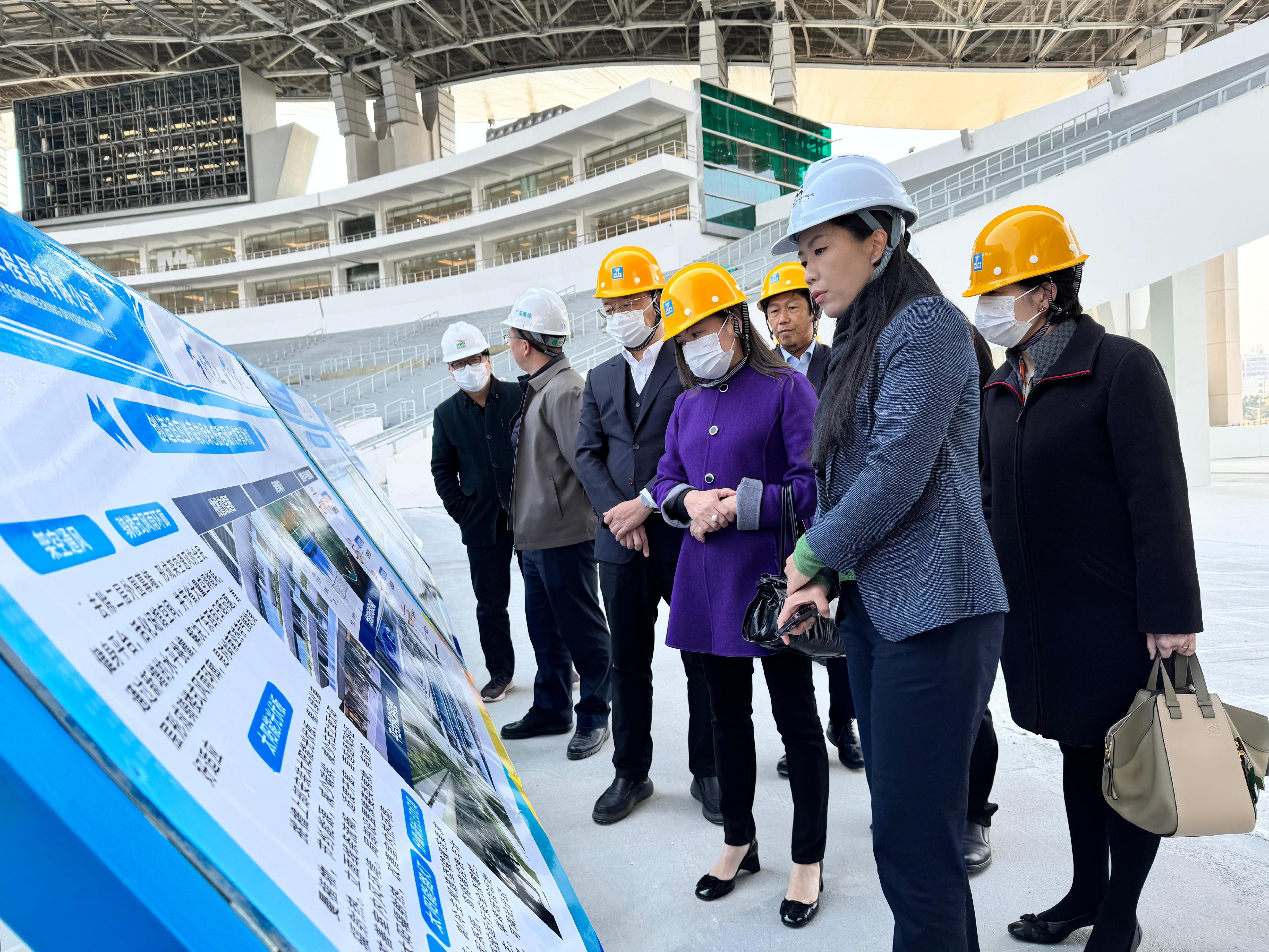 The Secretary for Culture, Sports and Tourism, Miss Rosanna Law (front row, second right), today (January 16) continued her visit to Guangzhou. She visited the Guangdong Olympic Sports Center and learned about the work preparations, as the facility is one of the venues of the 15th National Games and the 12th National Games for Persons with Disabilities and the 9th National Special Olympic Games. The Permanent Secretary for Culture, Sports and Tourism, Ms Vivian Sum (back row, first right), and the Head of the National Games Coordination Office (Hong Kong), Mr Yeung Tak-keung (back row, second right), also joined the visit.