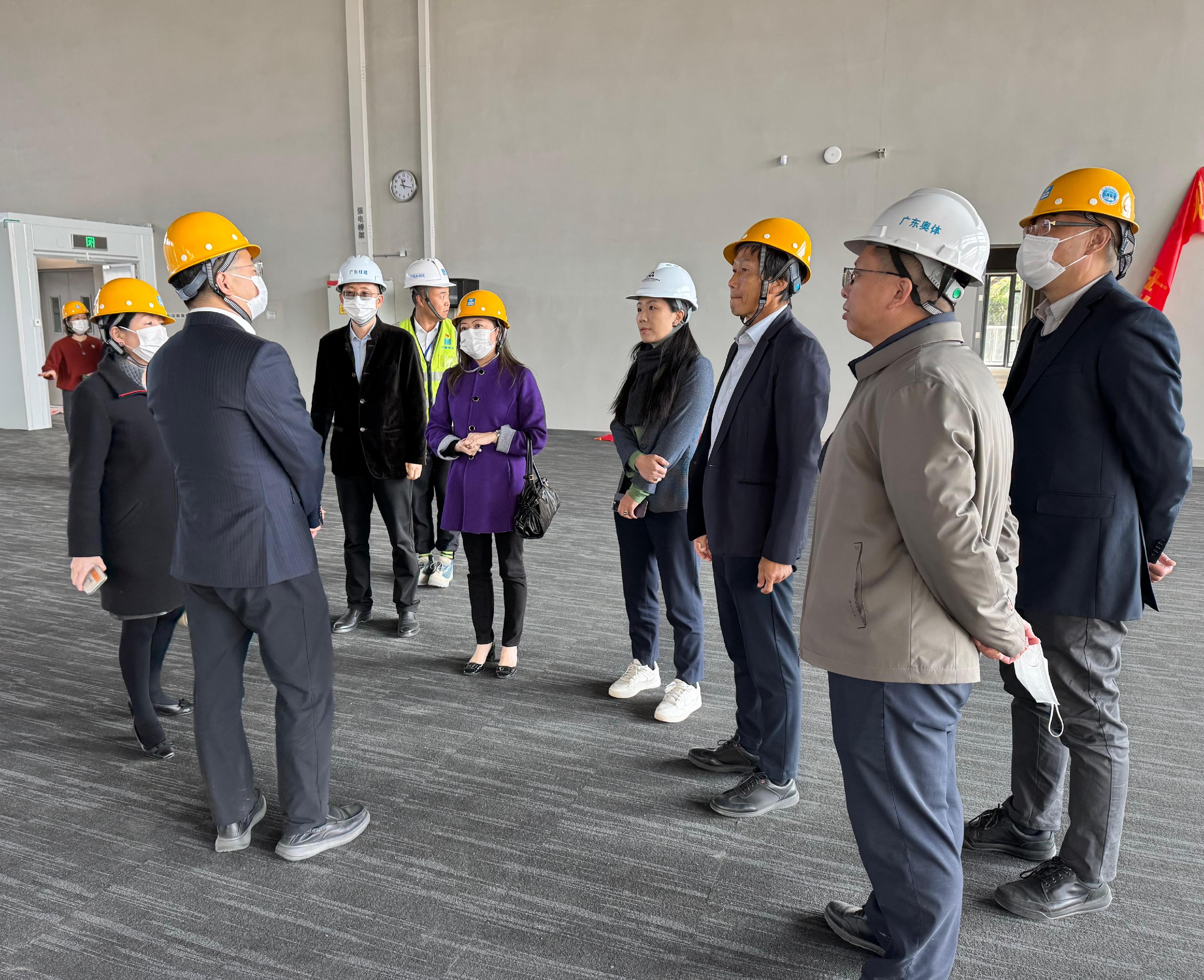 The Secretary for Culture, Sports and Tourism, Miss Rosanna Law (fifth right), today (January 16) continued her visit to Guangzhou. She visited the Guangdong Olympic Sports Center and learned about the work preparations, as the facility is one of the venues of the 15th National Games and the 12th National Games for Persons with Disabilities and the 9th National Special Olympic Games. The Permanent Secretary for Culture, Sports and Tourism, Ms Vivian Sum (first left), and the Head of the National Games Coordination Office (Hong Kong), Mr Yeung Tak-keung (third right), also joined the visit.
