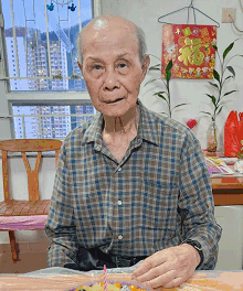 Missing man Chan Sheung-kwai, aged 90, is about 1.75 metres tall, 60 kilograms in weight and of thin build. He has a long face with yellow complexion and is bald with short white hair on both sides. He was last seen wearing a brown beanie, yellow-brown checked scarf, blue down gilet, dark-colored long-sleeved shirt, brown trousers and dark-colored sports shoes.
