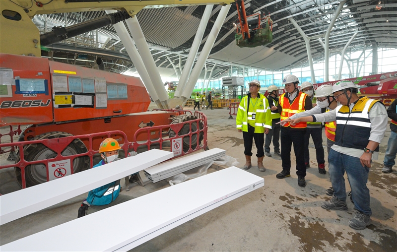 The Deputy Commissioner for Labour (Occupational Safety and Health), Mr Vincent Fung (third right), inspected a construction site at the airport in Chek Lap Kok today (January 16) to remind contractors, employers and employees, including imported workers and workers of different ethnicities, to pay more attention to work safety.