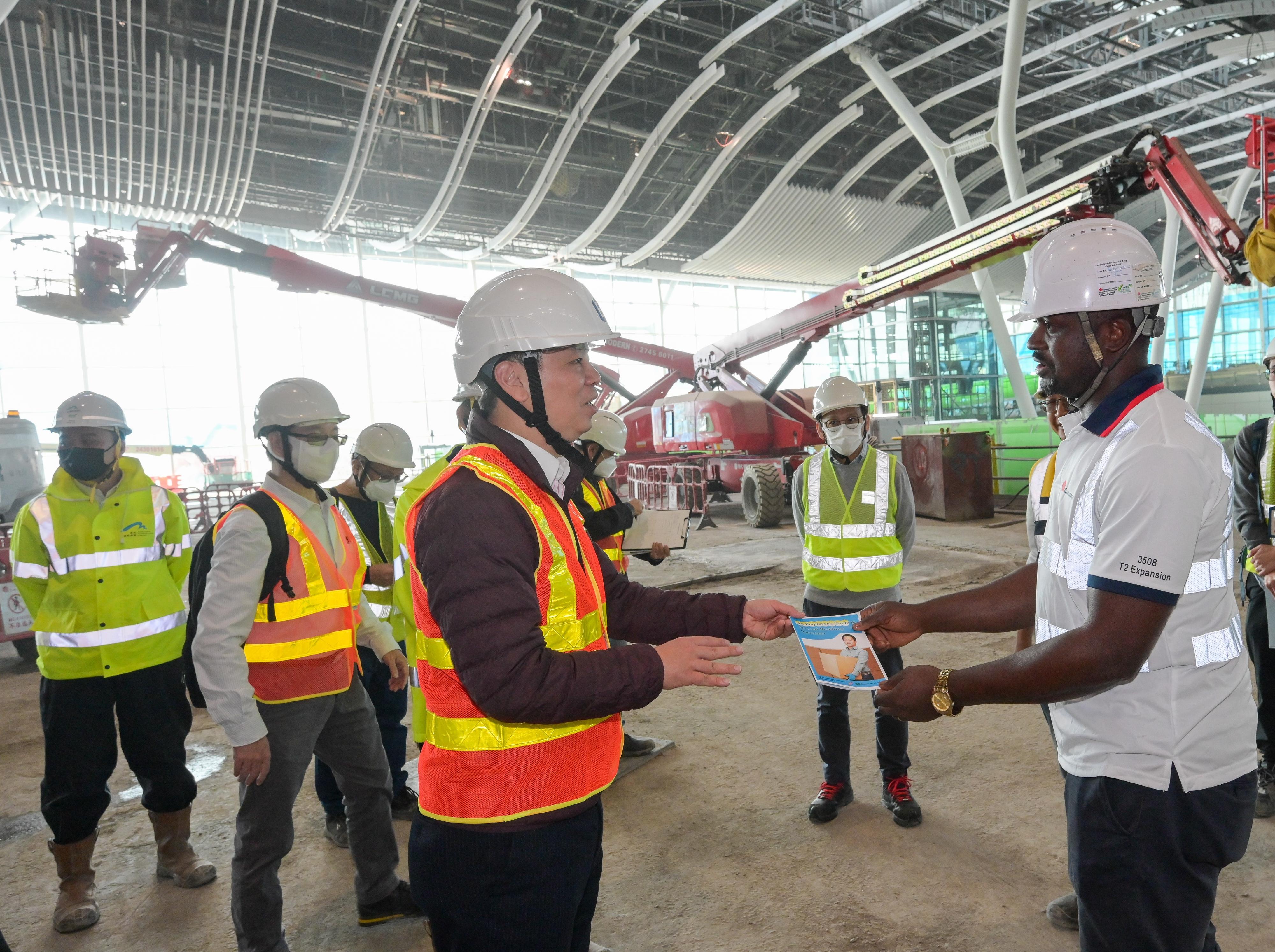 The Deputy Commissioner for Labour (Occupational Safety and Health), Mr Vincent Fung (front row, left), inspected a construction site at the airport in Chek Lap Kok today (January 16) to remind contractors, employers and employees, including imported workers and workers of different ethnicities, to pay more attention to work safety.