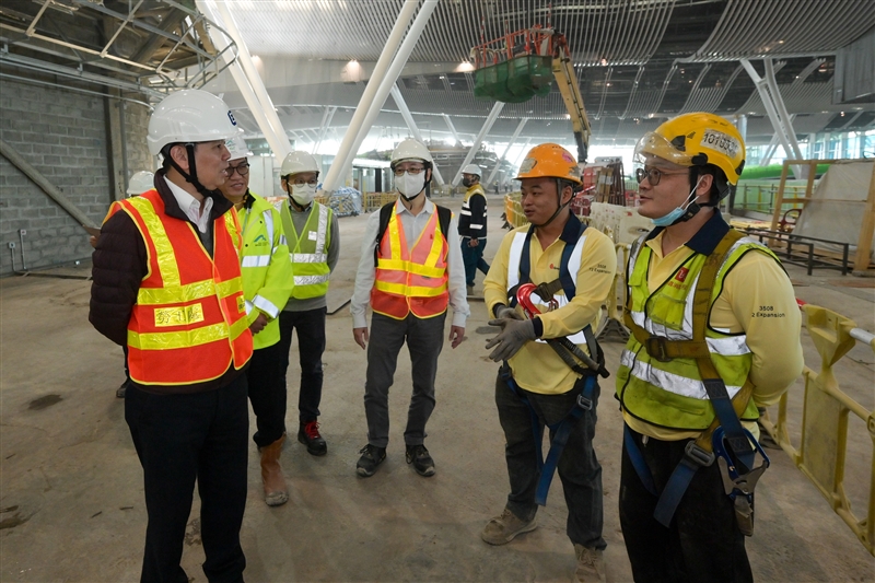 The Deputy Commissioner for Labour (Occupational Safety and Health), Mr Vincent Fung (first left), inspected a construction site at the airport in Chek Lap Kok today (January 16) to remind contractors, employers and employees, including imported workers and workers of different ethnicities, to pay more attention to work safety.