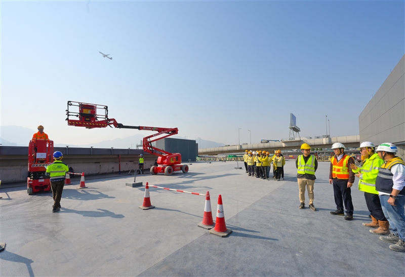The Deputy Commissioner for Labour (Occupational Safety and Health), Mr Vincent Fung (third right), inspected a training venue of mobile elevating work platforms on a construction site at the airport in Chek Lap Kok today (January 16). He reminded contractors and employers to install appropriate secondary guarding devices to mobile elevating work platforms, such as physical barriers, pressure sensing devices or proximity sensing devices, to avoid trapping hazards.
