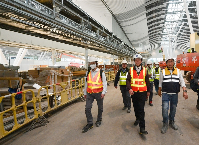 The Deputy Commissioner for Labour (Occupational Safety and Health), Mr Vincent Fung (front row, second left), inspected a construction site at the airport in Chek Lap Kok today (January 16) to remind contractors, employers and employees, including imported workers and workers of different ethnicities, to pay more attention to work safety.
