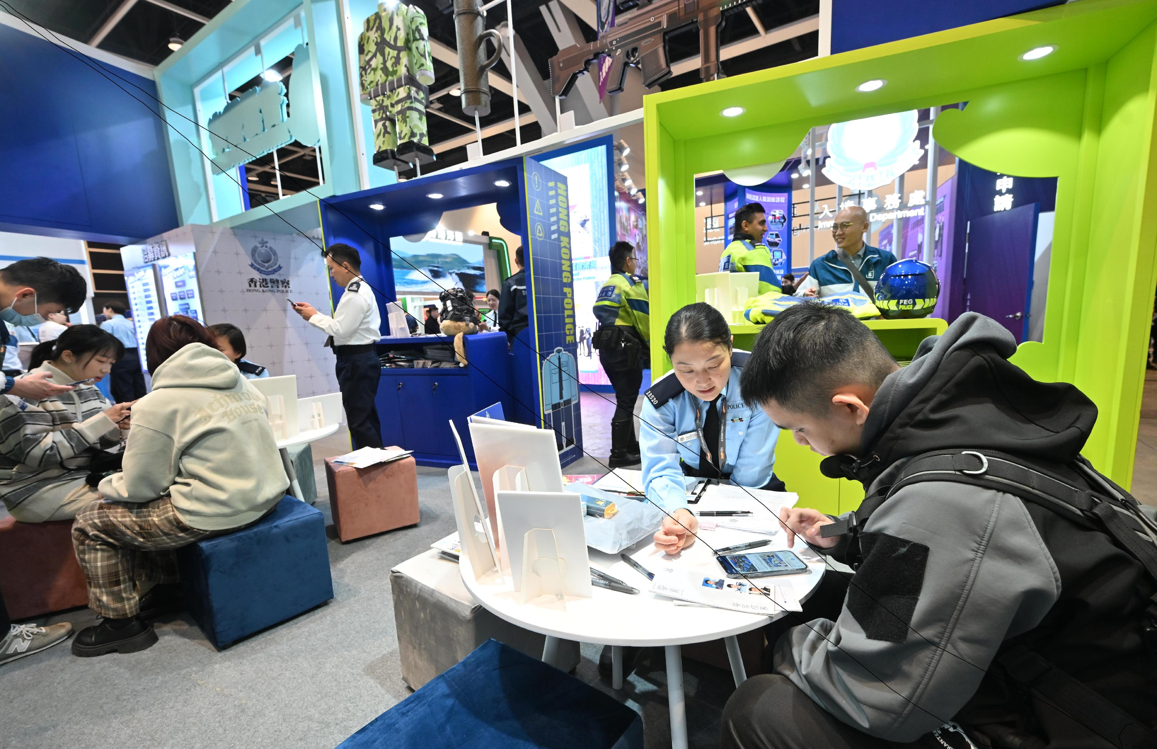 The Hong Kong Police Force has set up a booth at the Hong Kong Convention and Exhibition Centre for four consecutive days from today (January 16), to showcase the multi-faceted and professional nature of the Force, and to provide the public with the latest recruitment information. Photo shows officers from the Recruitment Division answering participants’ recruitment-related inquiries.