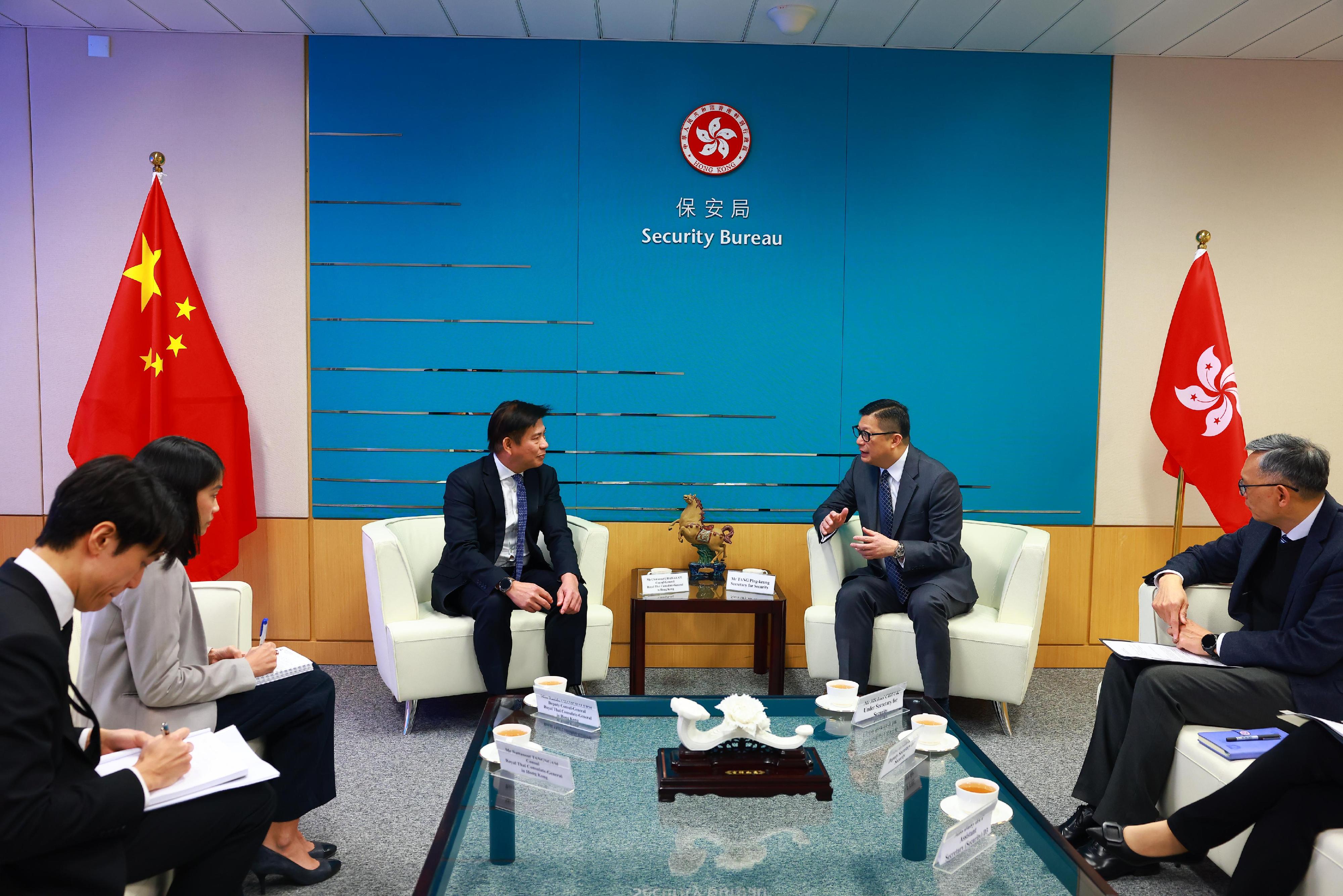 With regard to Hong Kong residents suspected of being lured to Southeast Asian countries and detained to engage in illegal work, the Secretary for Security, Mr Tang Ping-keung (second right), met with the Consul-General of Thailand in Hong Kong, Mr Chaturont Chaiyakam (third left), this morning (January 16). The Under Secretary for Security, Mr Michael Cheuk (first right), also attended.