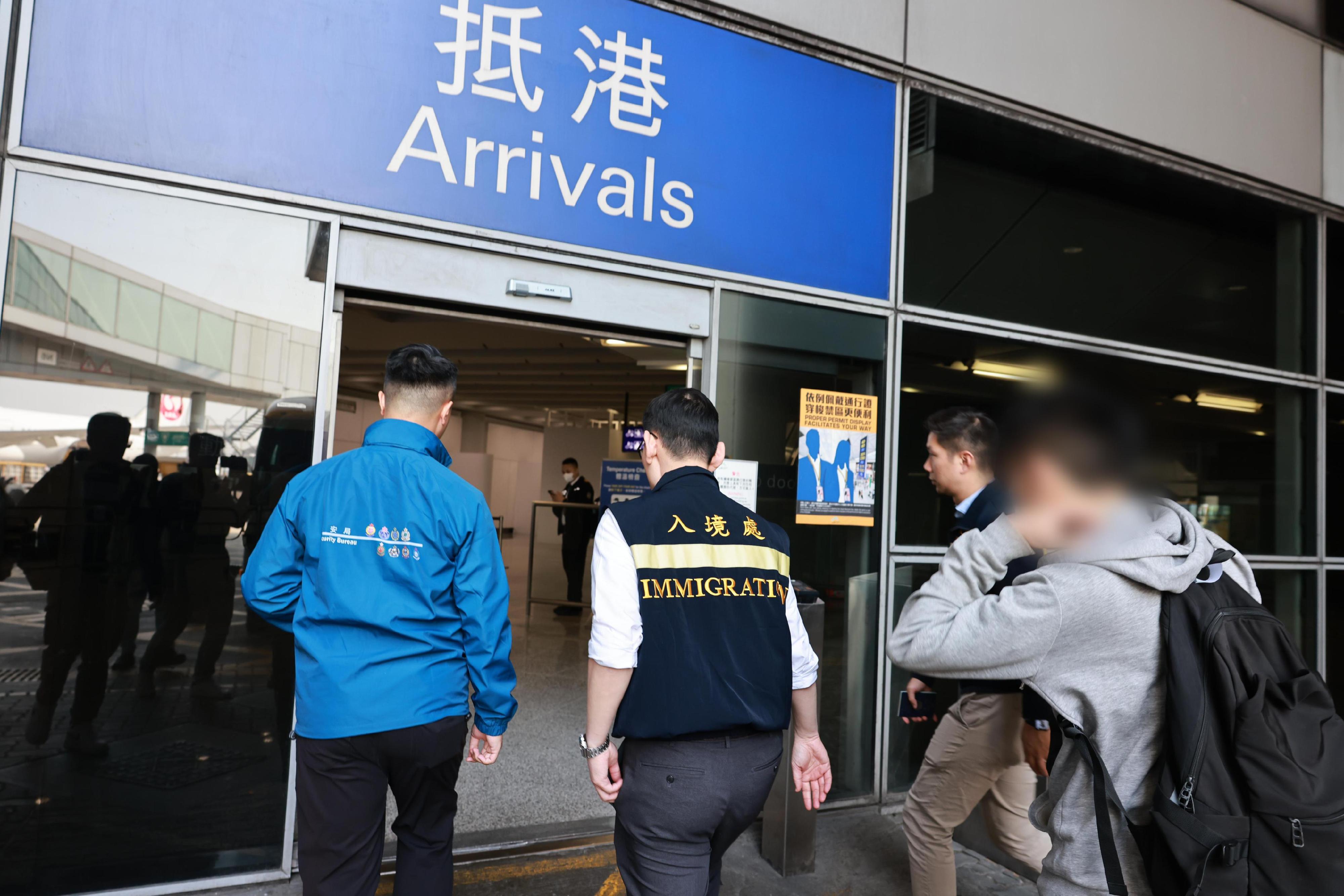 今日（一月十六日）一名求助港人安全抵達香港國際機場，圖示保安局和入境事務處人員在場協助。