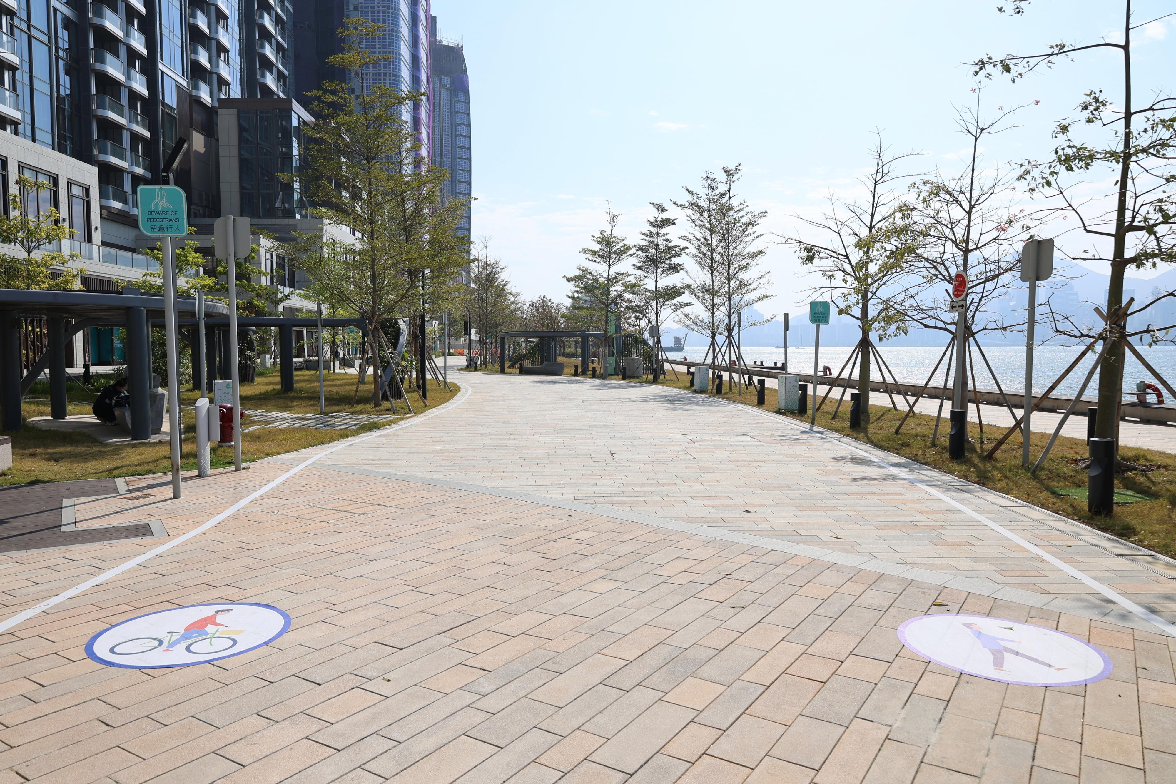 A new section of the GreenWay in Kai Tak Development is open to the public from today (January 17). It is about 500 metres long and located at the Kai Tak Promenade in the western part of the former runway area.