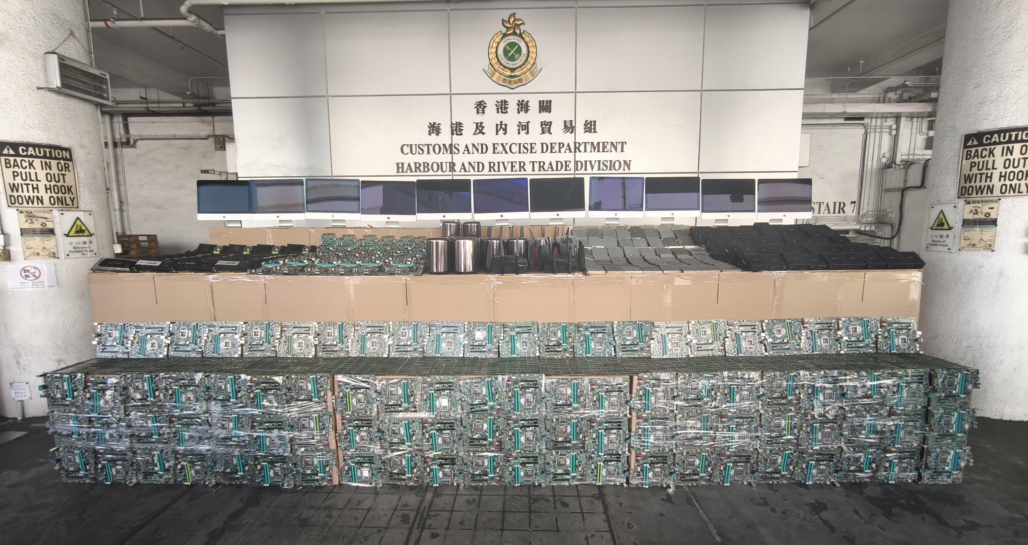 香港海關一月五日偵破兩宗涉嫌利用遠洋船走私的案件，並檢獲大批懷疑走私貨物，包括硬碟、顯示卡、電腦記憶體及其他電子產品，估計市值共約三千五百萬元。圖示檢獲的懷疑走私貨物。