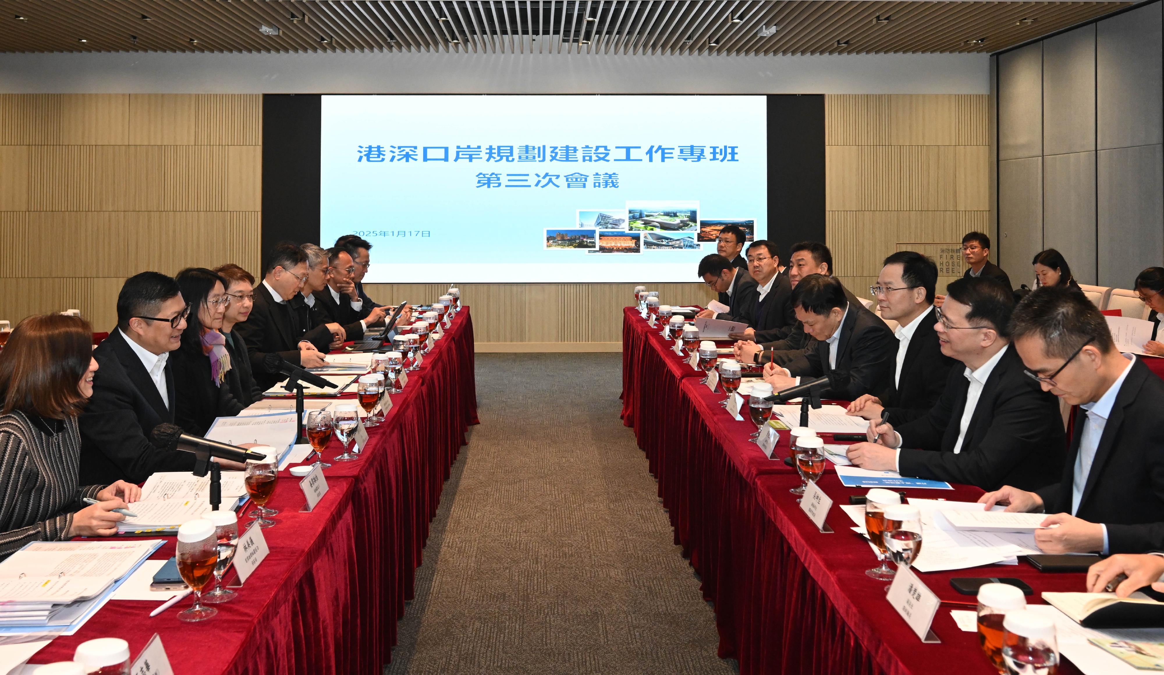 The Secretary for Security, Mr Tang Ping-keung (second left), and Vice Mayor of the Shenzhen Municipal Government Mr Luo Huanghao (second right) co-chaired a task force meeting on the collaboration for the planning and development of Hong Kong-Shenzhen control points in Hong Kong today (January 17) to continue taking forward relevant work in the planning and development of boundary control points.