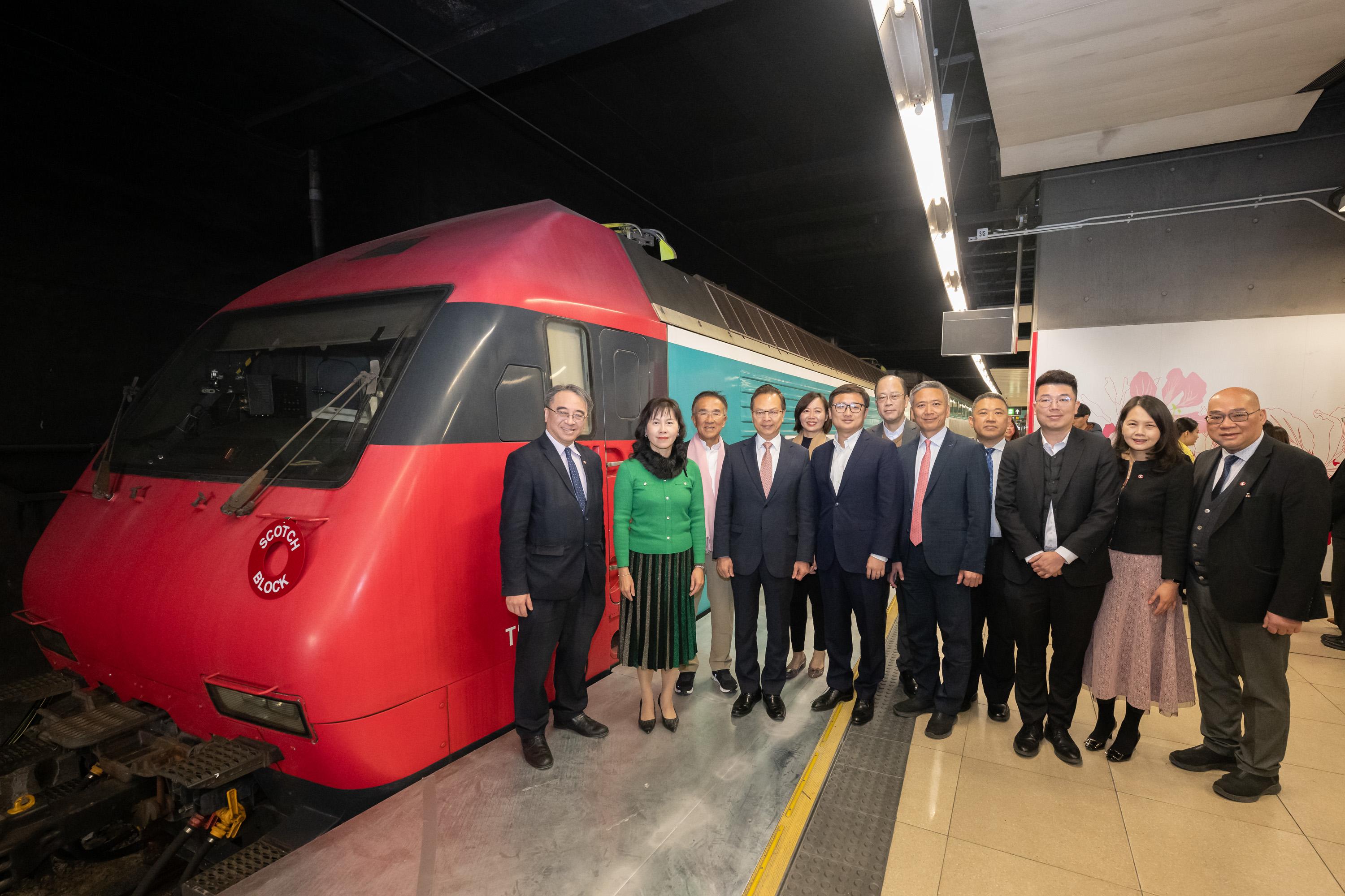 The Legislative Council (LegCo) Panel on Transport visited the Station Rail Voyage Exhibition of the MTR Corporation Limited (MTRCL) at Hung Hom Station today (January 17), which features new exhibits including the Kowloon-Canton Railway Through Train (Ktt). Photo shows LegCo Members, the Secretary for Transport and Logistics, Ms Mable Chan (fourth left), and MTRCL representatives in front of the Ktt.