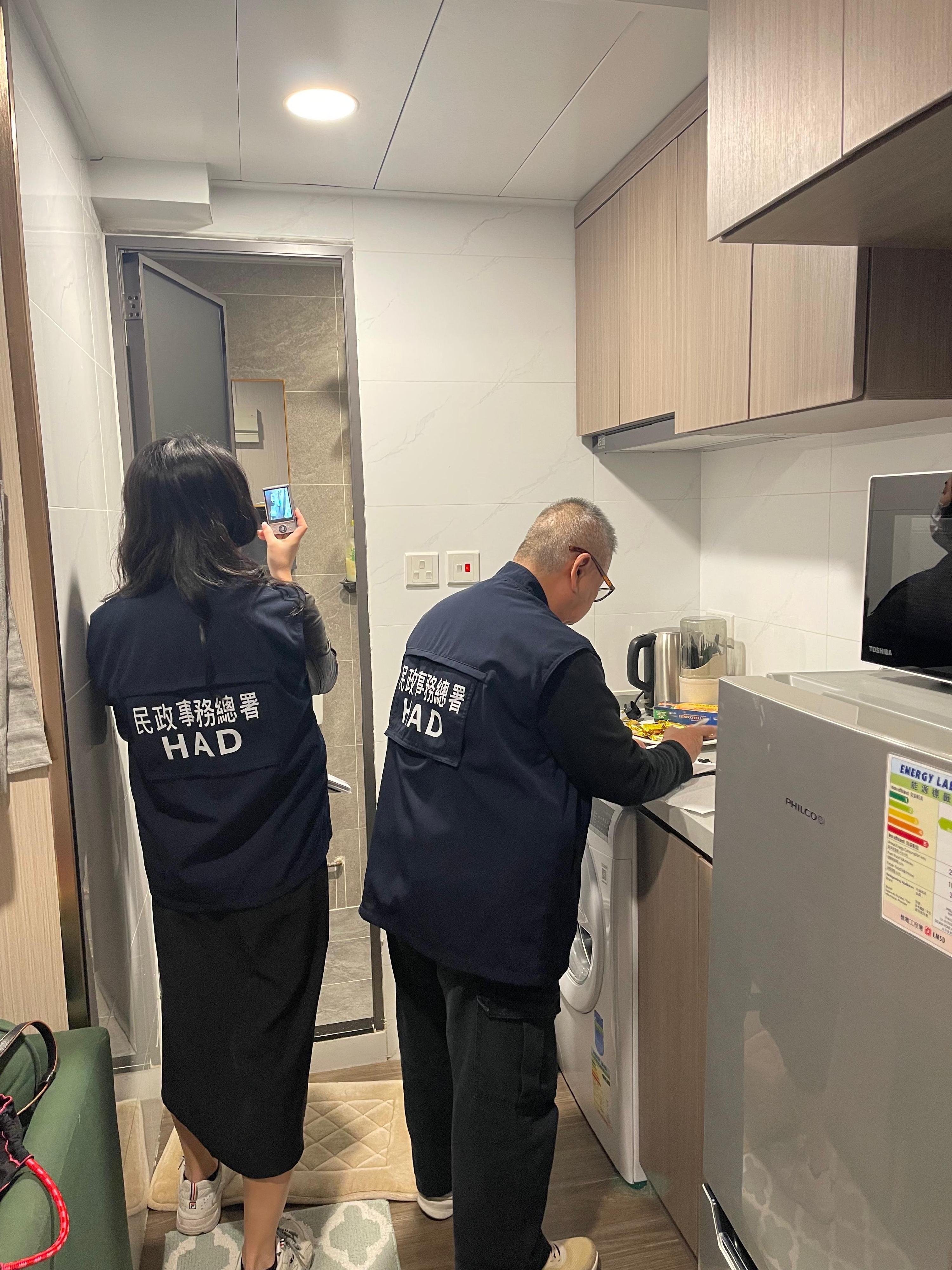 The Office of the Licensing Authority (OLA) of the Home Affairs Department conducted an operation at a tourist accommodation hotspot in Yau Tsim Mong District from January 14 to 16 to inspect premises that were suspected of operating an unlicensed hotel/guesthouse. Photo shows OLA enforcement officers searching for evidence in a suspected unlicensed guesthouse. 