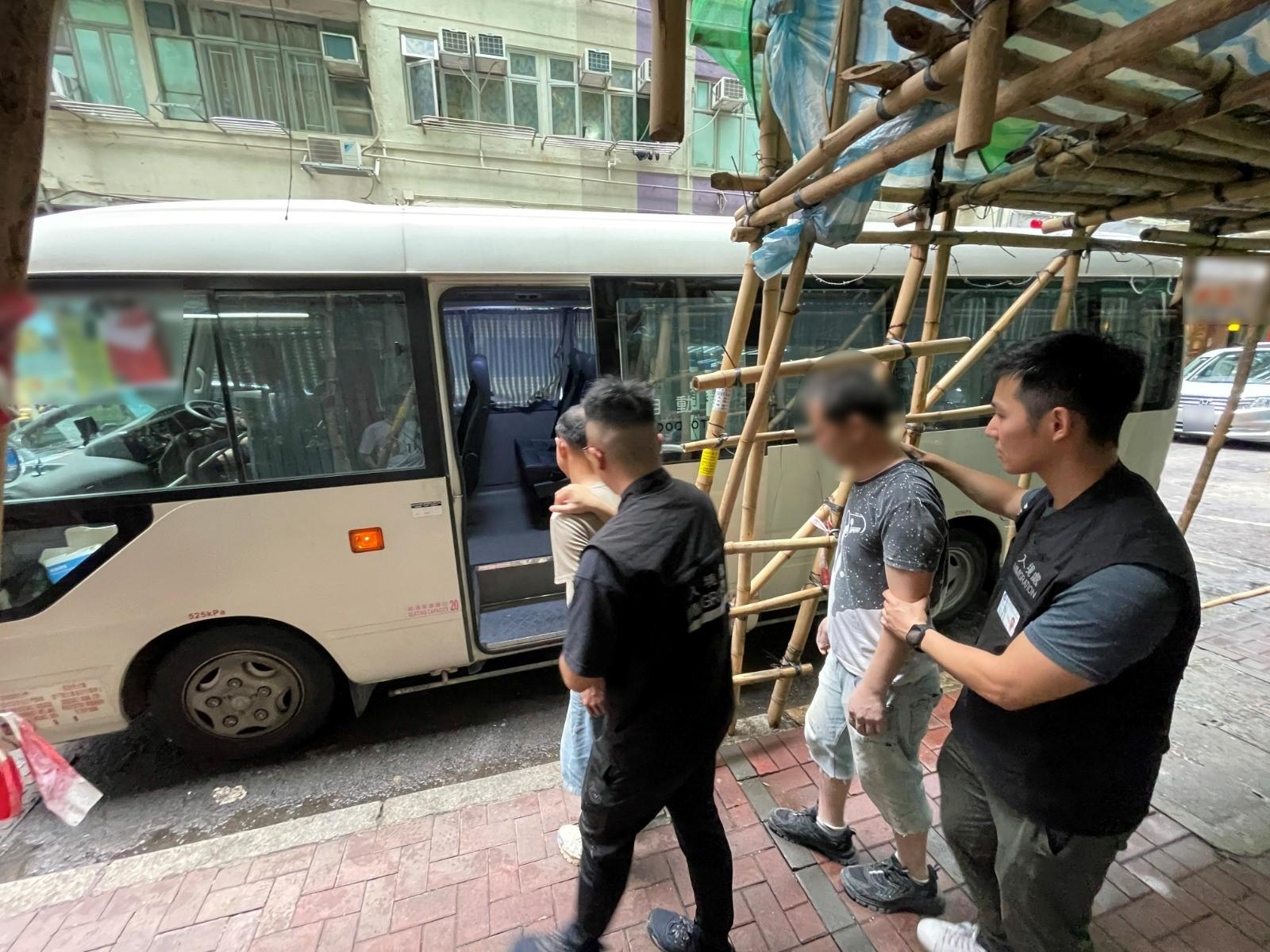 入境事務處於一月十三日至昨日（一月十六日）一連四日在全港多區展開反非法勞工行動，分別是代號「曙光行動」，與及聯同香港警務處執行的「冠軍行動」和「風沙行動」。圖示懷疑非法勞工在行動中被捕。