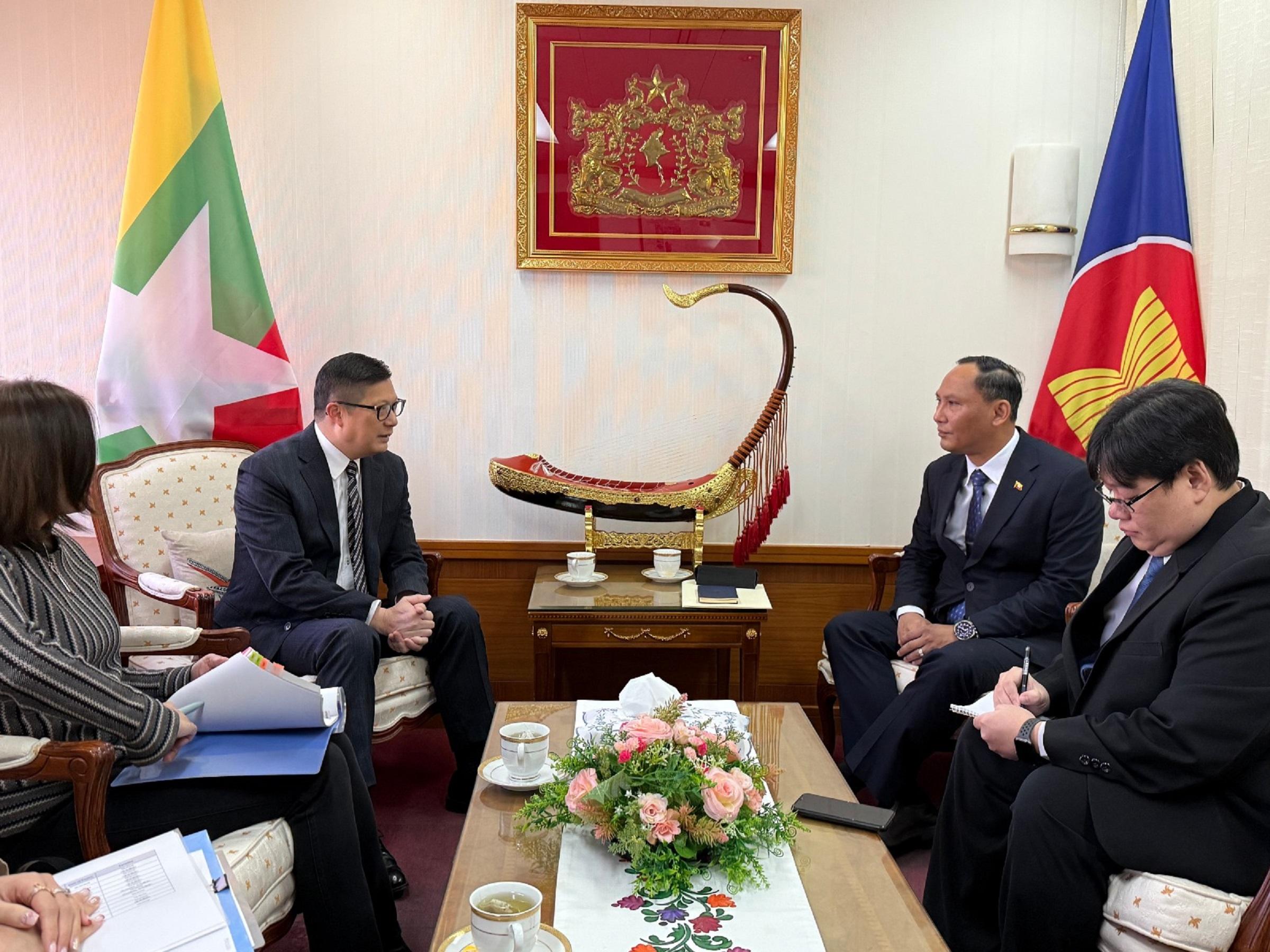 With regard to Hong Kong residents suspected of being lured to Southeast Asian countries and detained to engage in illegal work, the Secretary for Security, Mr Tang Ping-keung (second left), today (January 17) met with the Consul-General of Myanmar in Hong Kong, Mr Han Win Naing (second right).