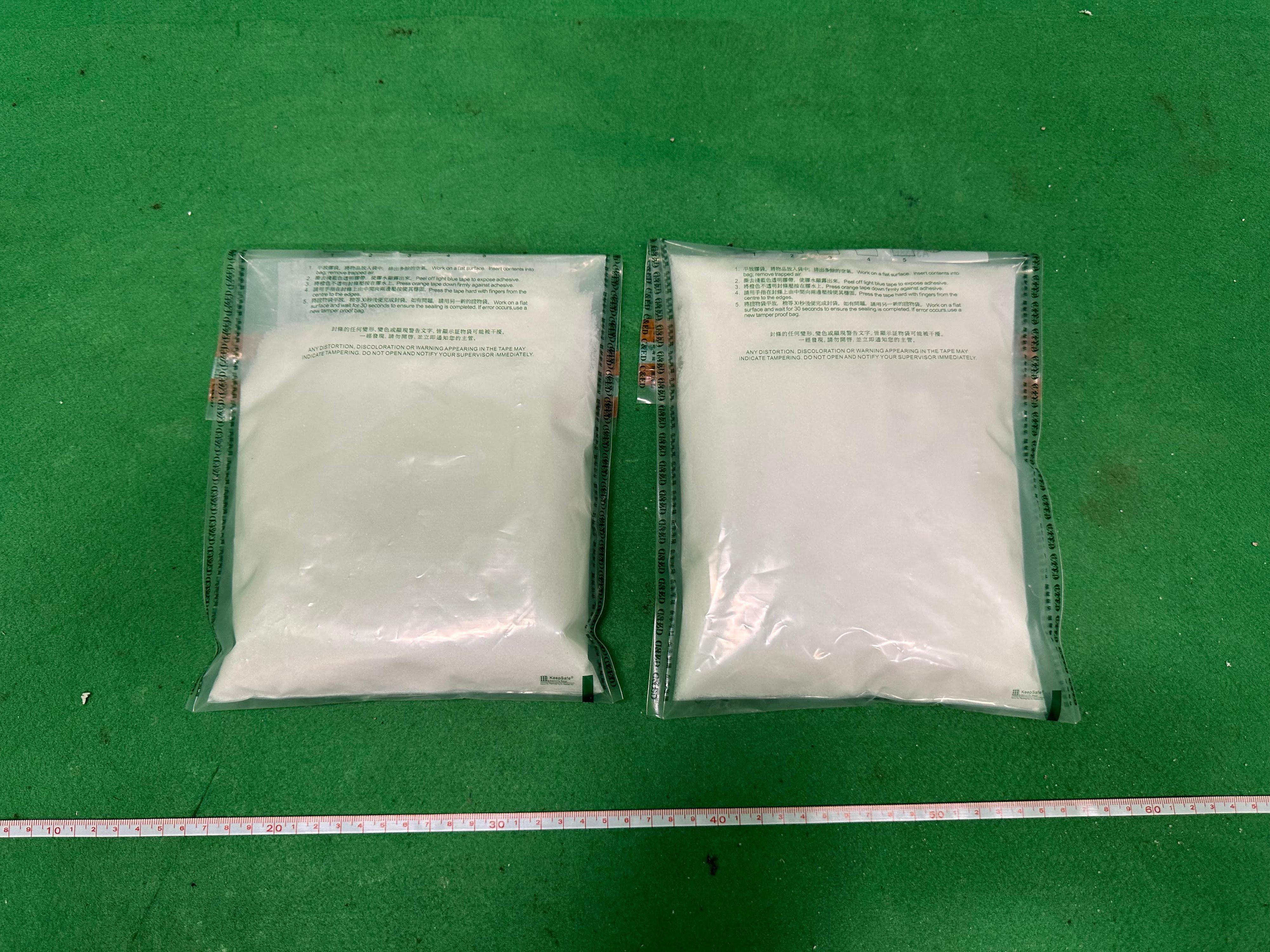 Hong Kong Customs yesterday (January 17) detected a case involving possession of etomidate (the main ingredient of "space oil drug"), a kind of Part 1 poison under the Pharmacy and Poisons Regulations, by passengers at Hong Kong International Airport and seized about 1.1 kilograms of suspected "space oil drug" with an estimated market value of about $1.2 million. Photo shows the suspected "space oil drug" seized.
