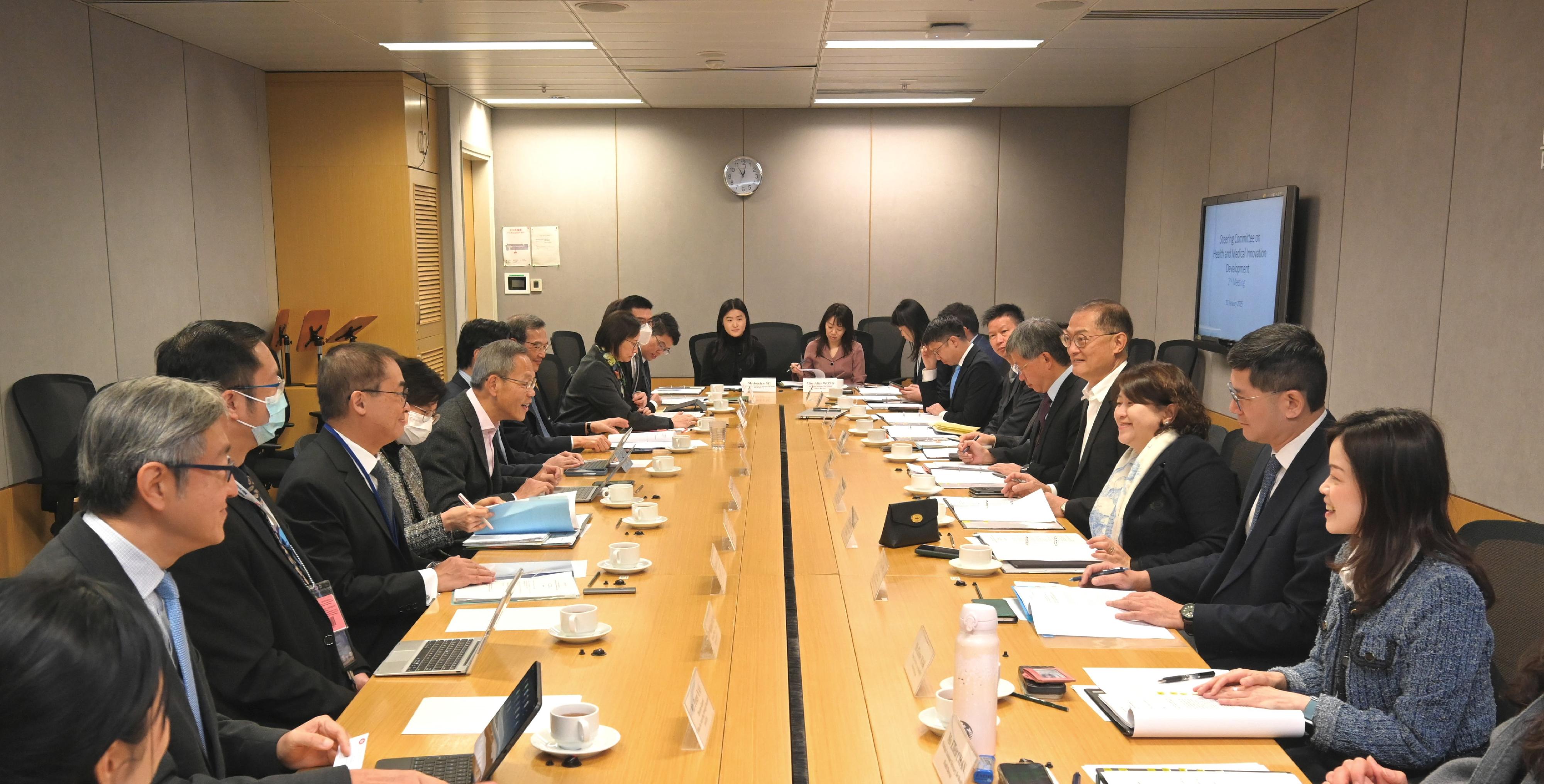 The Secretary for Health, Professor Lo Chung-mau (fourth right), chaired the second meeting of the Steering Committee on Health and Medical Innovation Development today (January 20) to discuss the development direction and policy initiatives for driving medical innovation in Hong Kong. The Permanent Secretary for Health, Mr Thomas Chan (fifth right); the Under Secretary for Health, Dr Libby Lee (third right); and the Chief Executive of the Hospital Authority, Dr Tony Ko (second right), also attended.