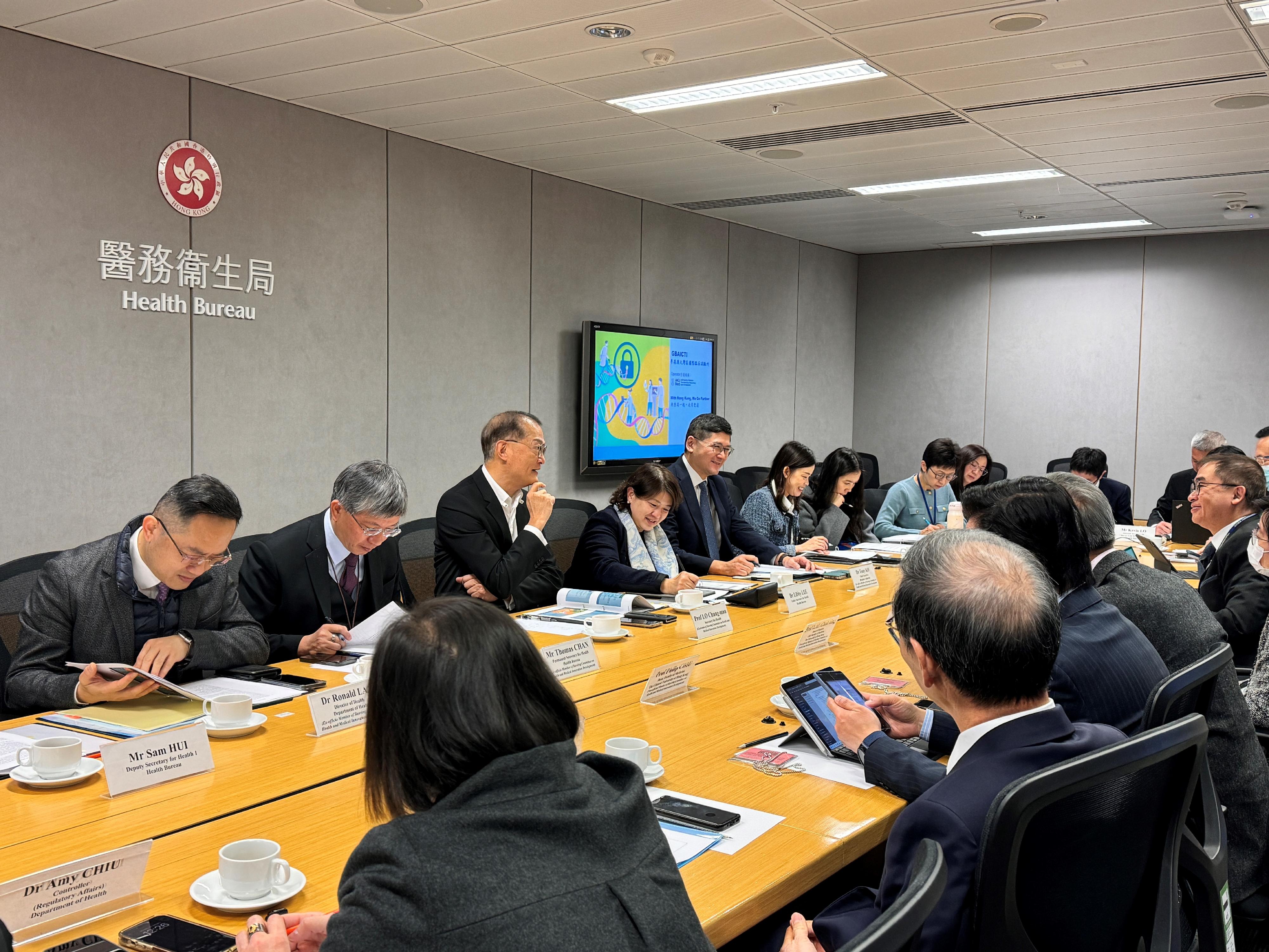 The Secretary for Health, Professor Lo Chung-mau (third left), chaired the second meeting of the Steering Committee on Health and Medical Innovation Development today (January 20) to discuss the development direction and policy initiatives for driving medical innovation in Hong Kong. The Permanent Secretary for Health, Mr Thomas Chan (second left); the Under Secretary for Health, Dr Libby Lee (fourth left); the Director of Health, Dr Ronald Lam (first left); and the Chief Executive of the Hospital Authority, Dr Tony Ko (fifth left), also attended.
