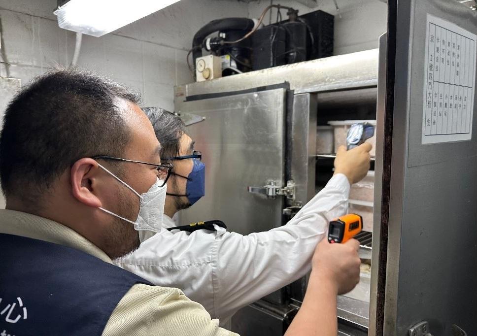 With the Lunar New Year approaching, the Food and Environmental Hygiene Department has stepped up inspections of food premises to protect food safety during the festive season. The inspections cover the key aspects of food storage and preparation, including checking the compliance of food storage temperature.