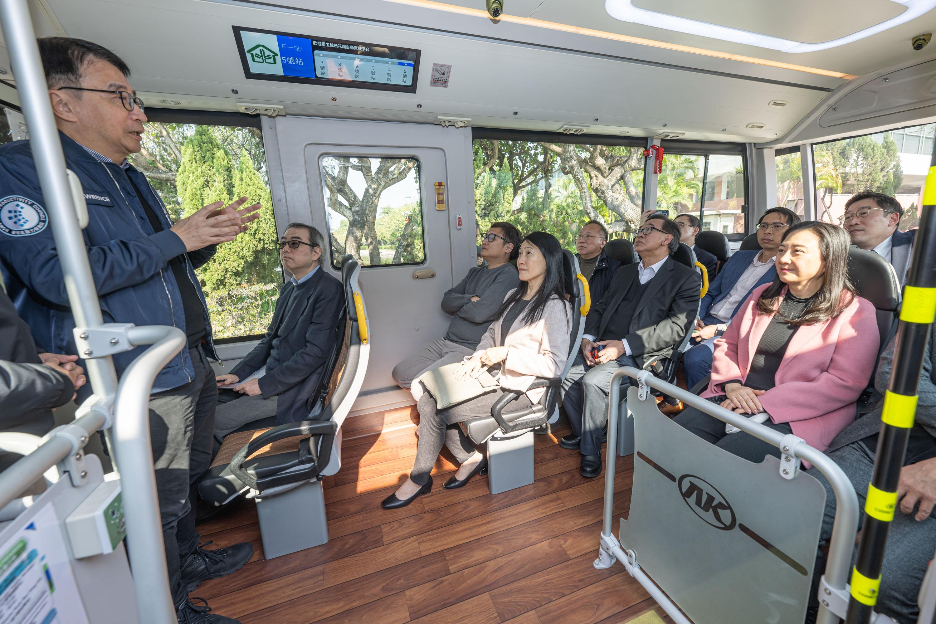 The Legislative Council Subcommittee on Matters Relating to the Development of Smart City visited Fairview Park in Yuen Long today (January 20) to observe the operation of autonomous shuttle light buses. Photo shows Members receiving a briefing about the design of driverless light buses.
